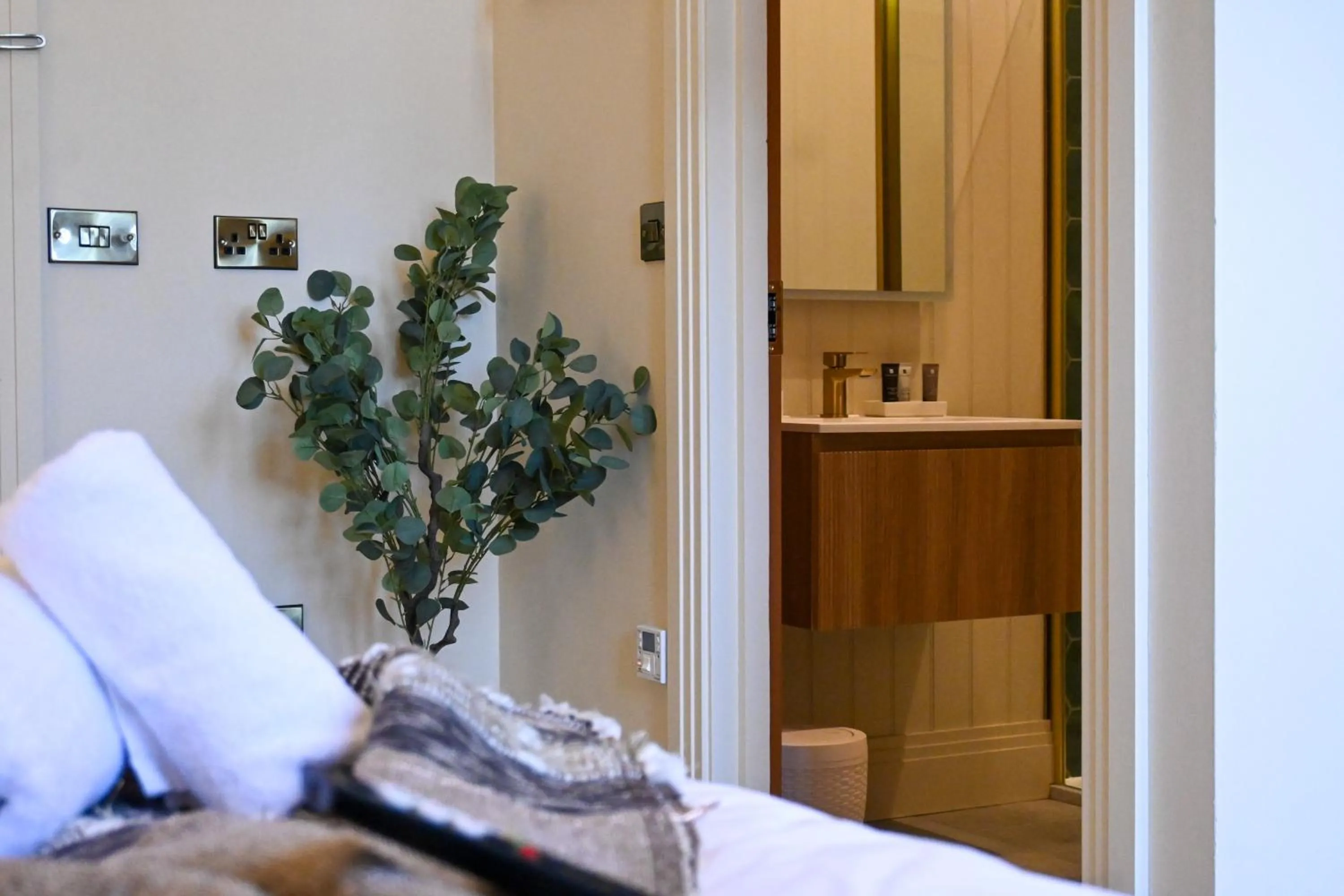 Bathroom, Bed in The Apple Inn