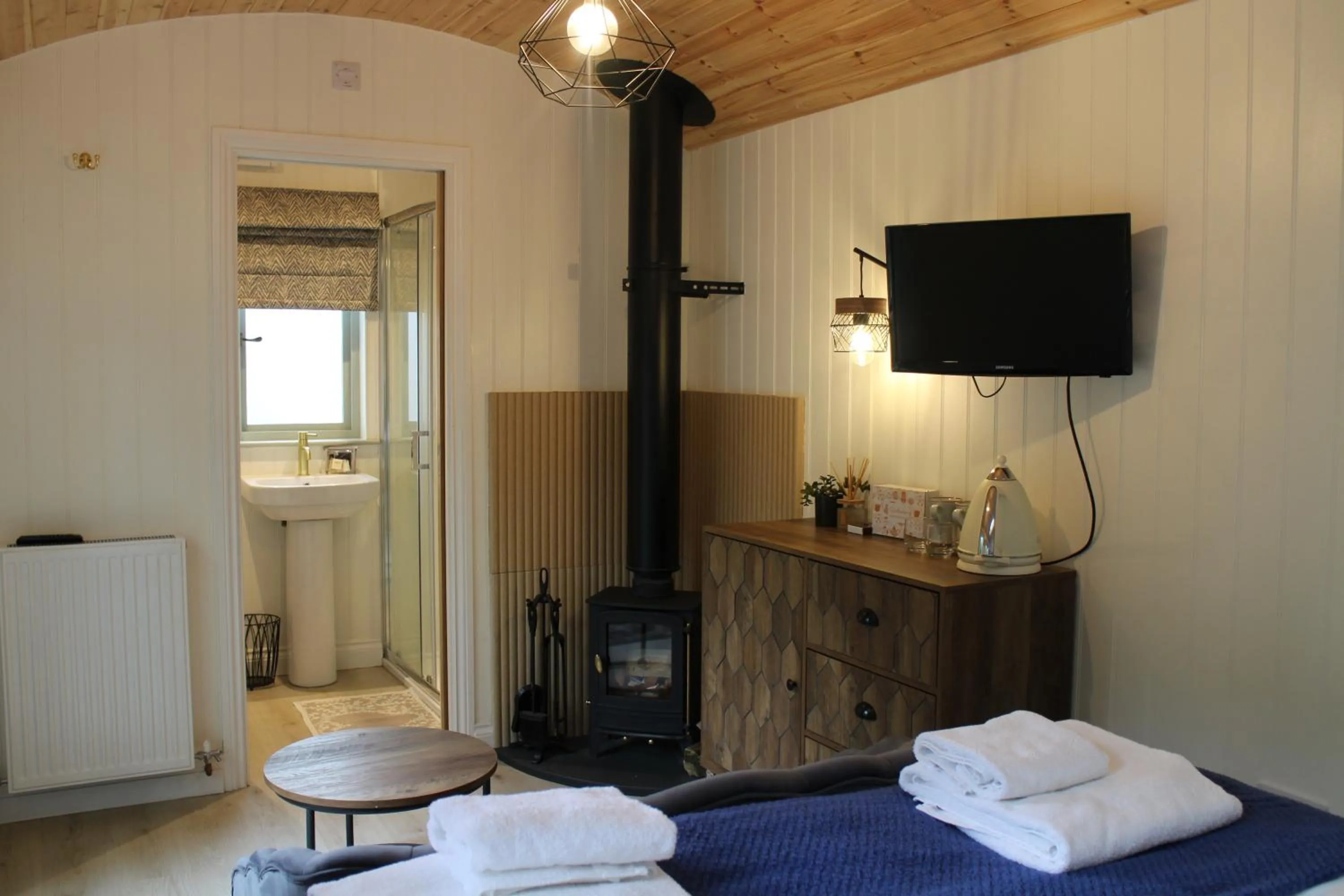 Bathroom, Bed in The Apple Inn