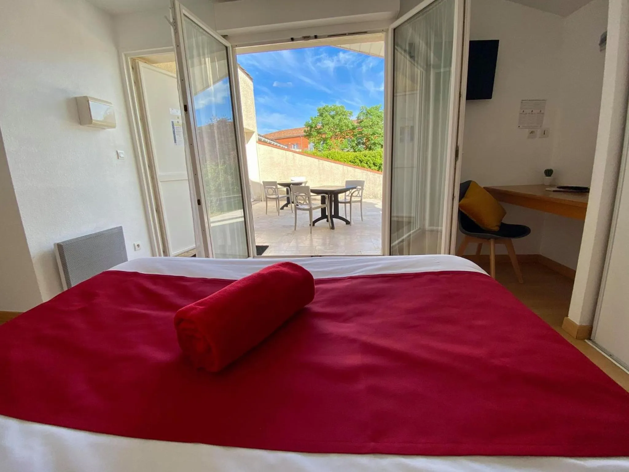 View (from property/room), Bed in Hotel Restaurant La Dame du Lac