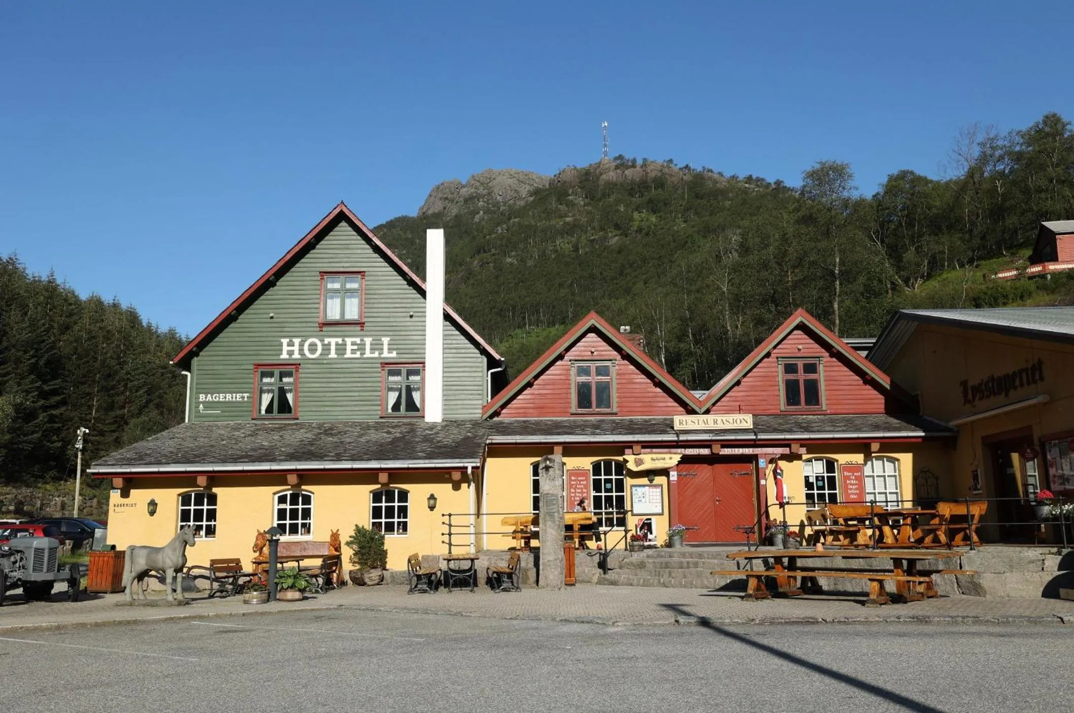 Property building in Byrkjedalstunet Hotell