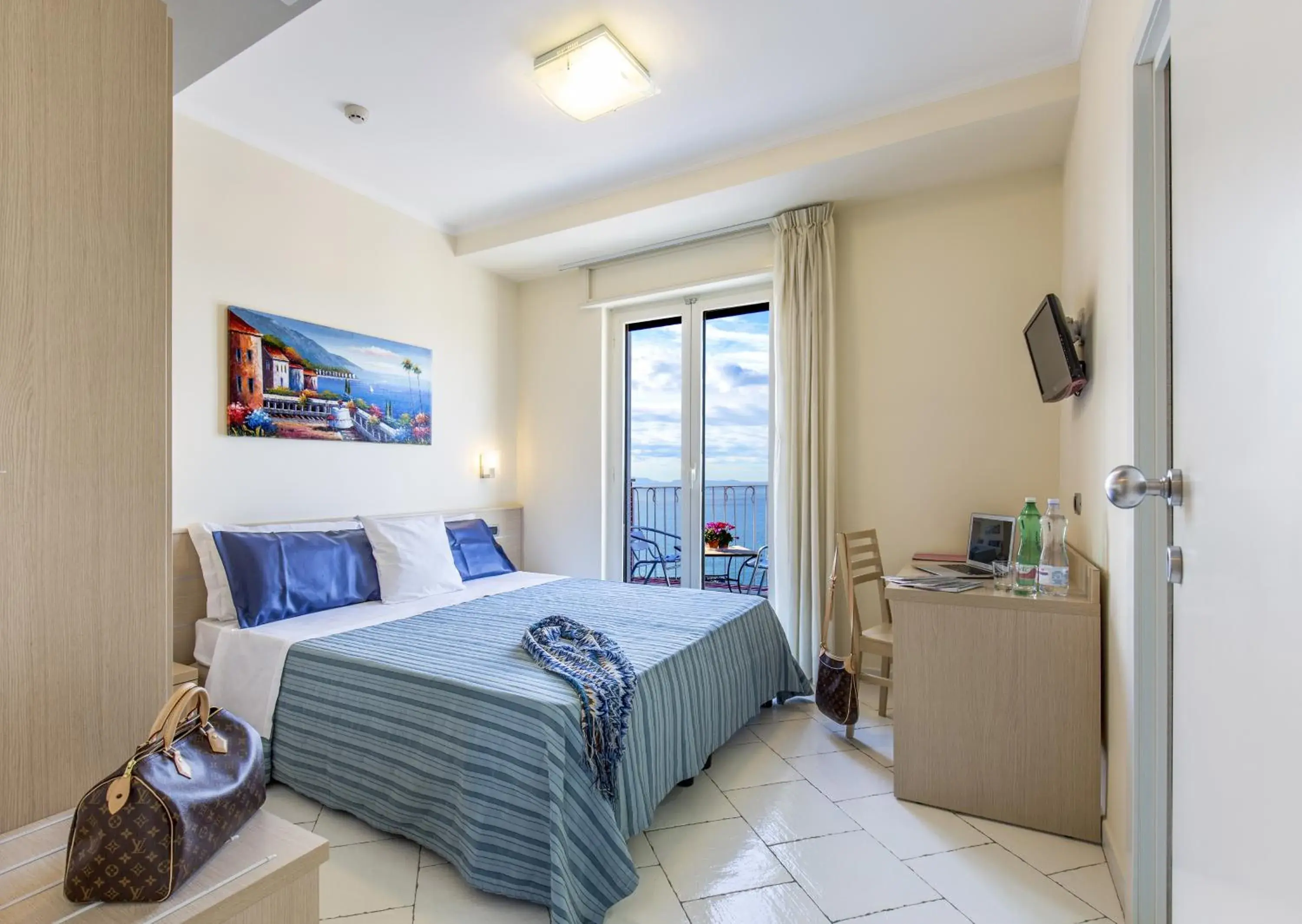 Bedroom, Bed in Hotel Cosmomare Bedroom, Bed in Hotel Cosmomare