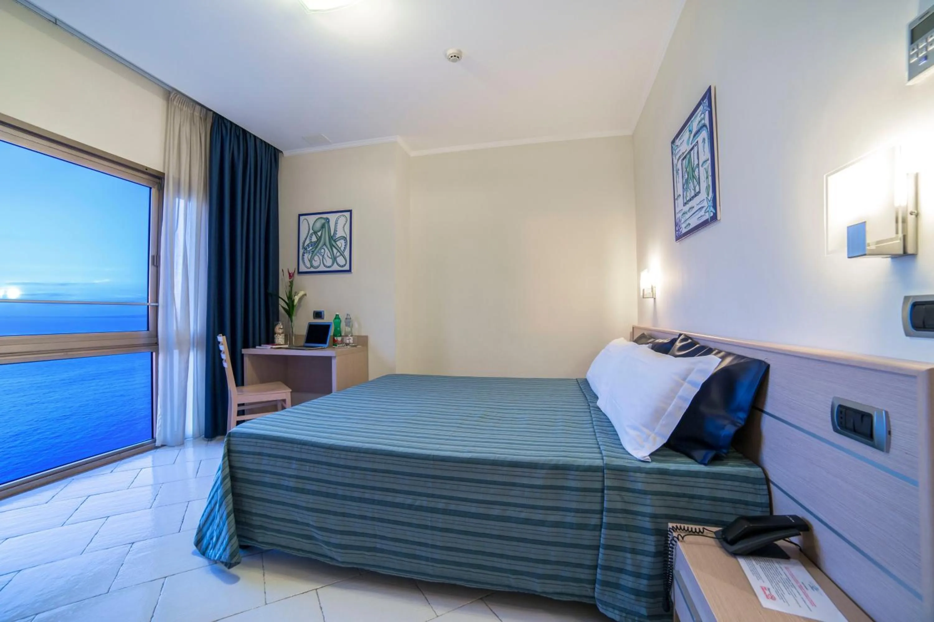 Bedroom, Bed in Hotel Cosmomare