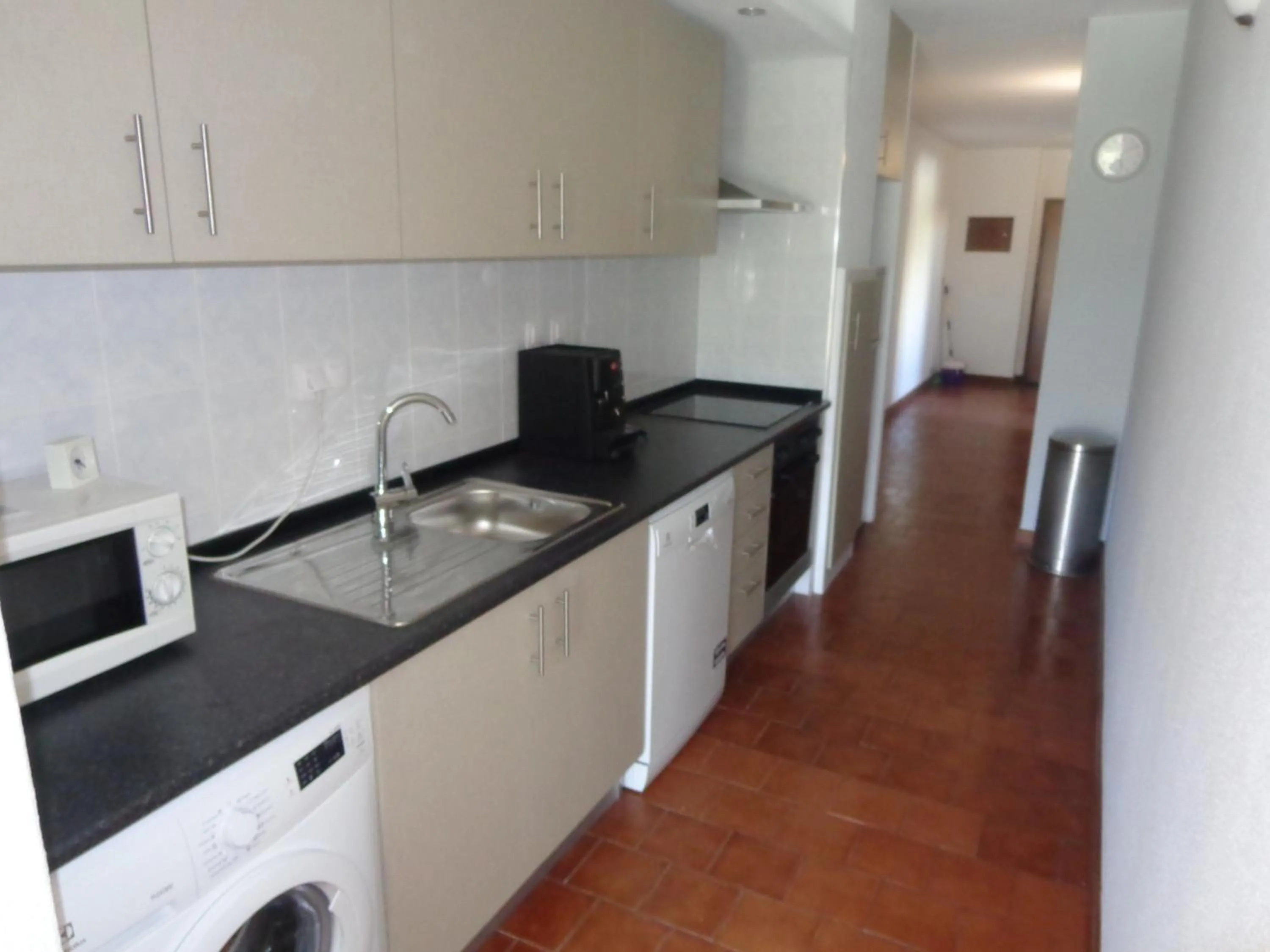 Kitchen or kitchenette in T2 50m da Praia