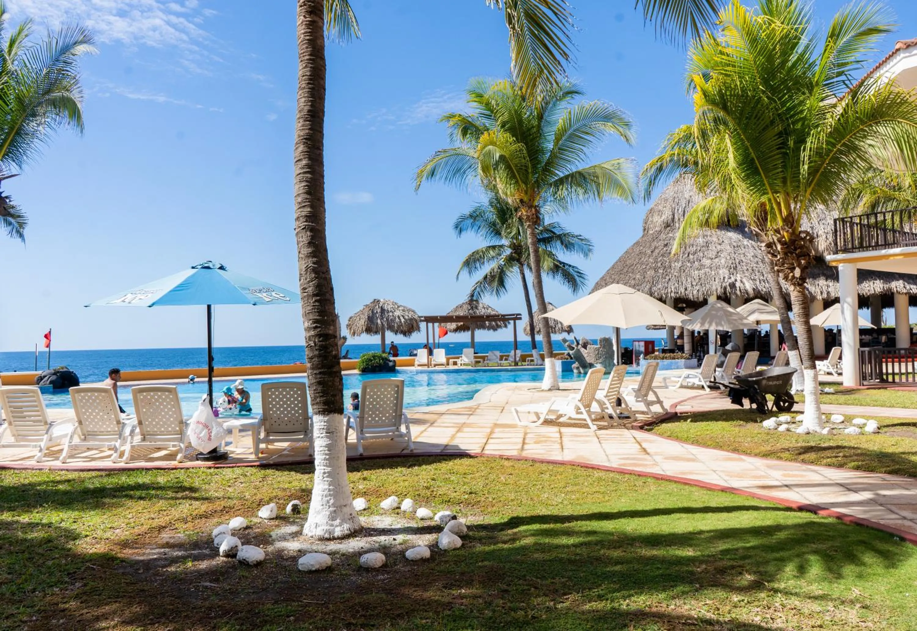 Swimming pool in Hotel Cayman Suites
