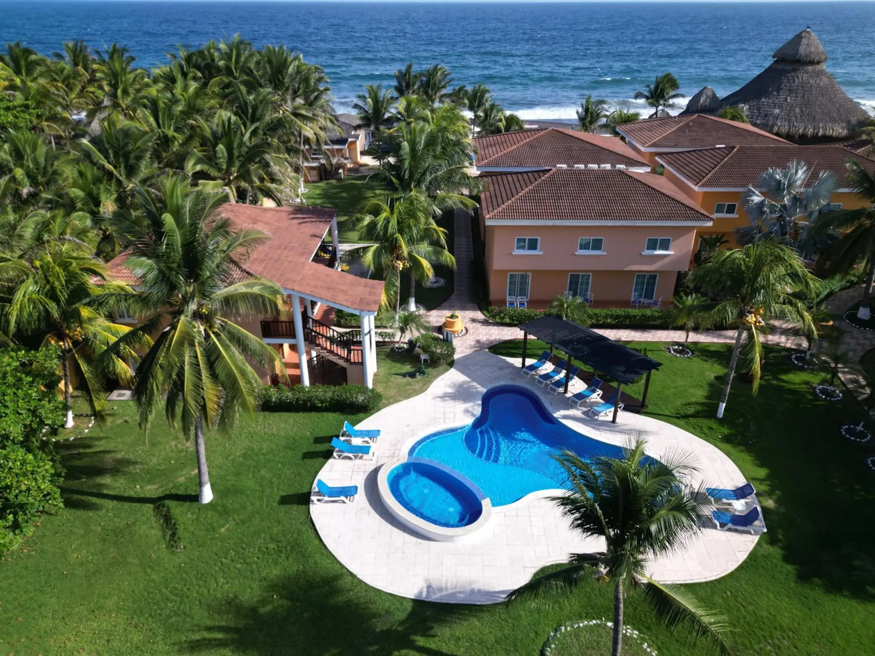Swimming pool in Hotel Cayman Suites Swimming pool in Hotel Cayman Suites