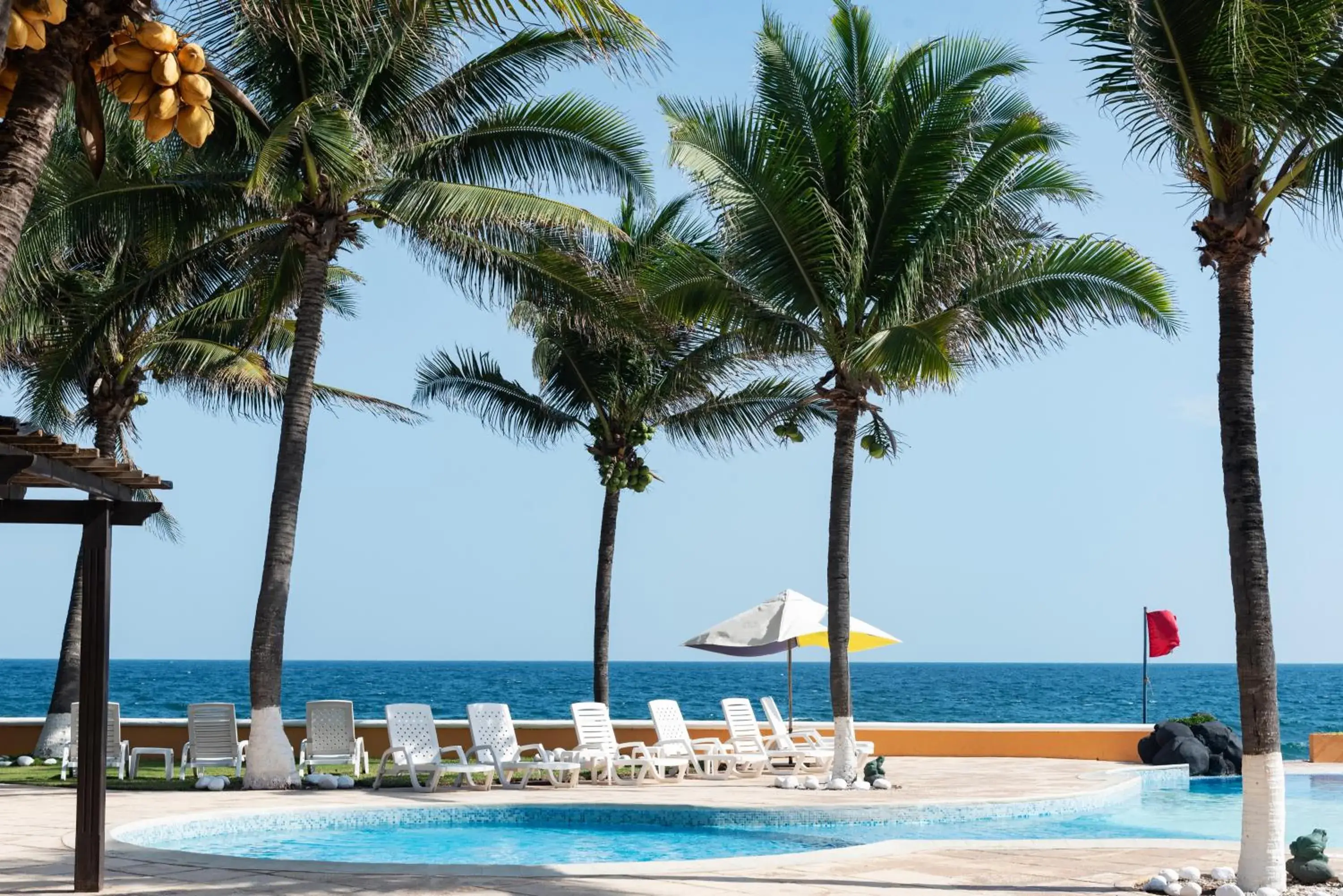 Pool view in Hotel Cayman Suites Pool view in Hotel Cayman Suites