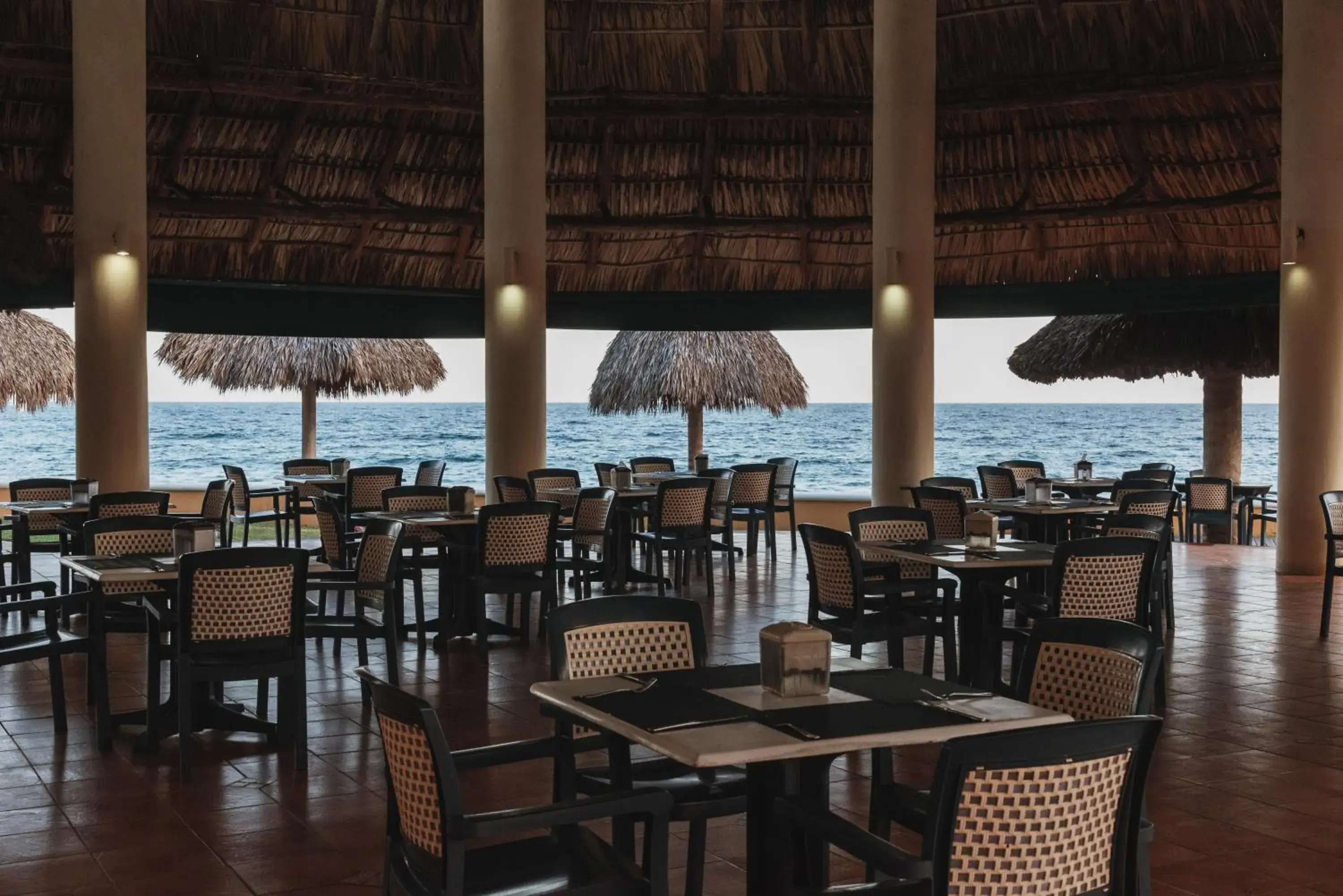 Restaurant/places to eat in Hotel Cayman Suites Restaurant/places to eat in Hotel Cayman Suites