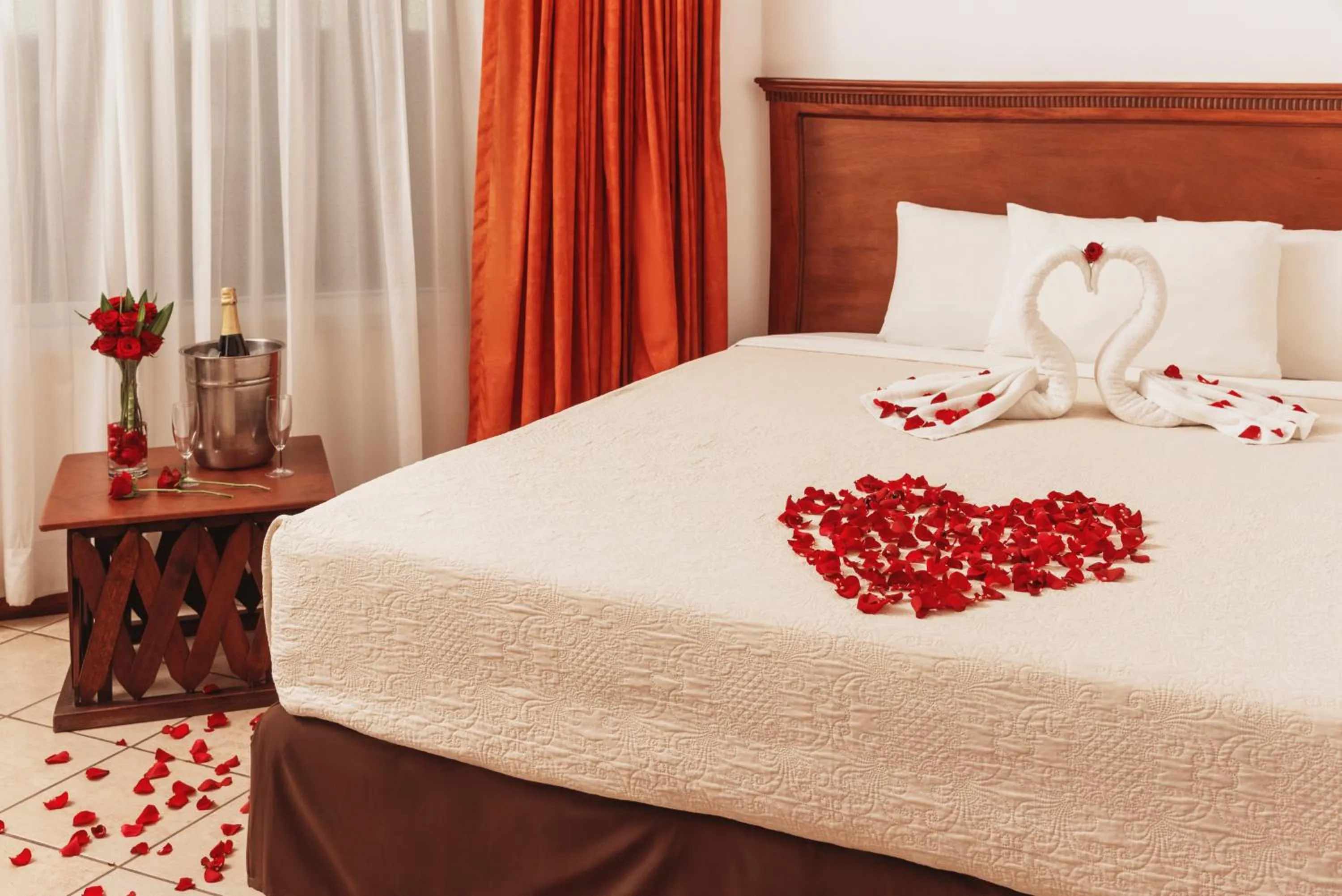 Bedroom, Bed in Hotel Cayman Suites