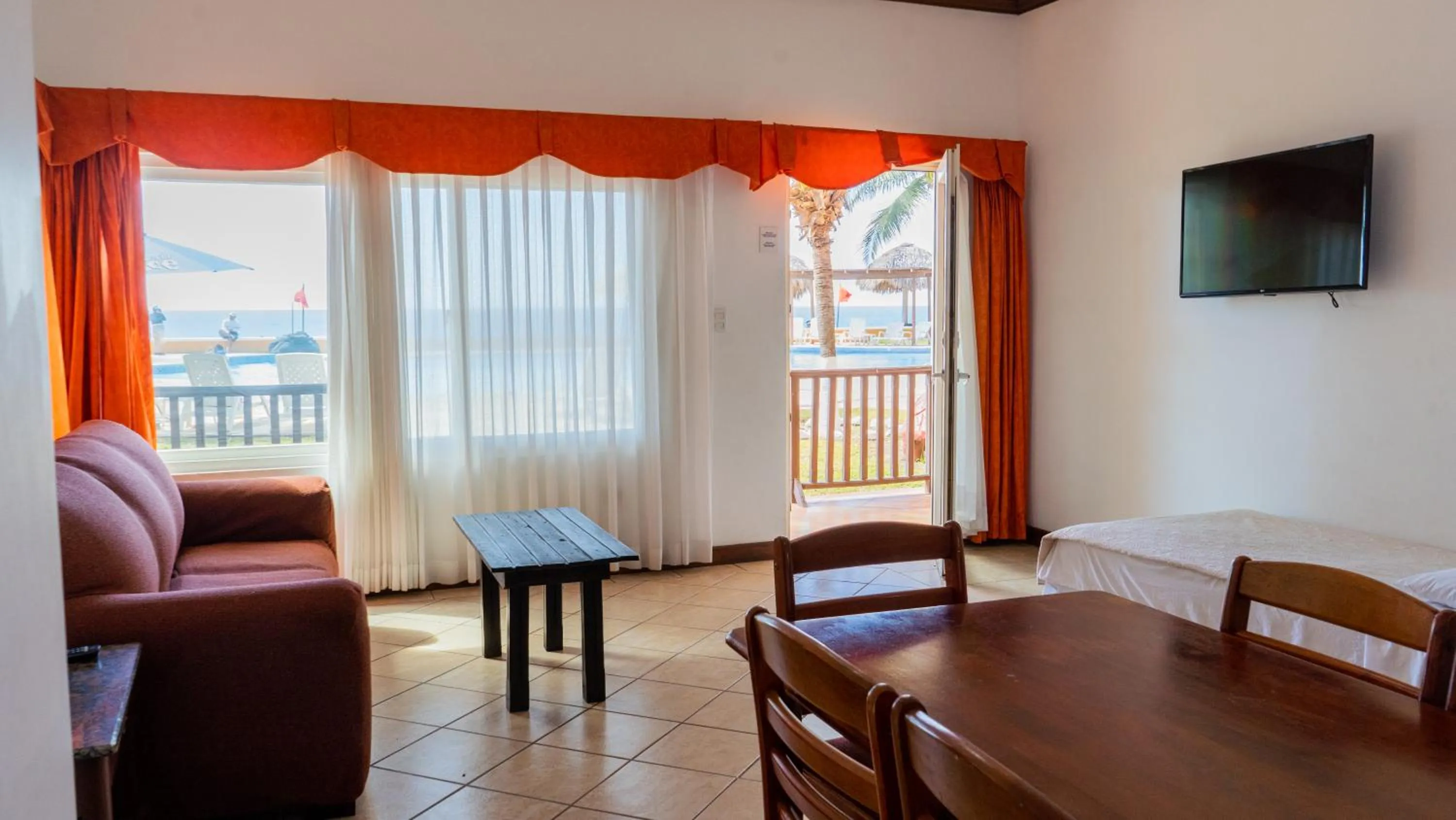 Dining area in Hotel Cayman Suites