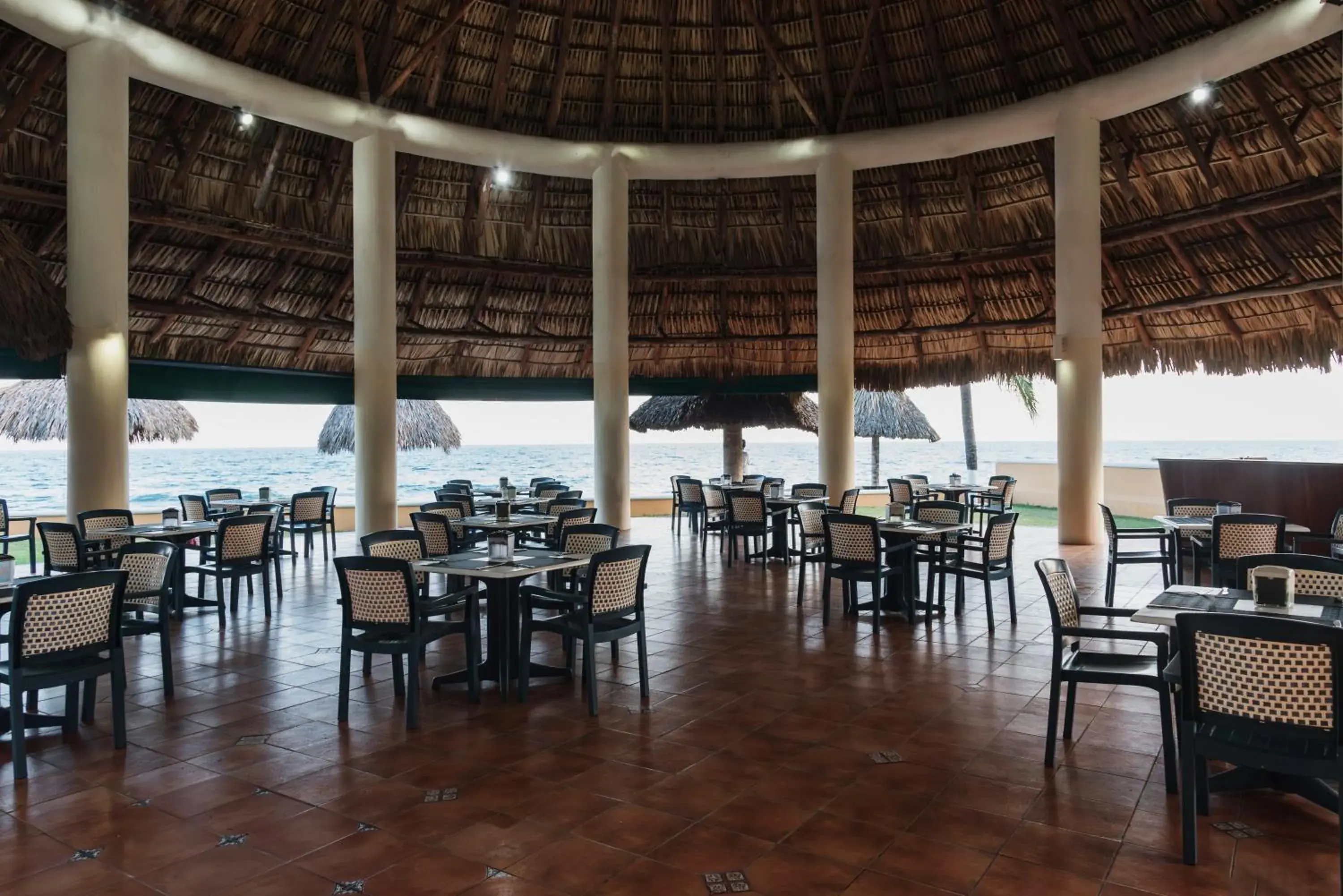 Restaurant/places to eat in Hotel Cayman Suites Restaurant/places to eat in Hotel Cayman Suites