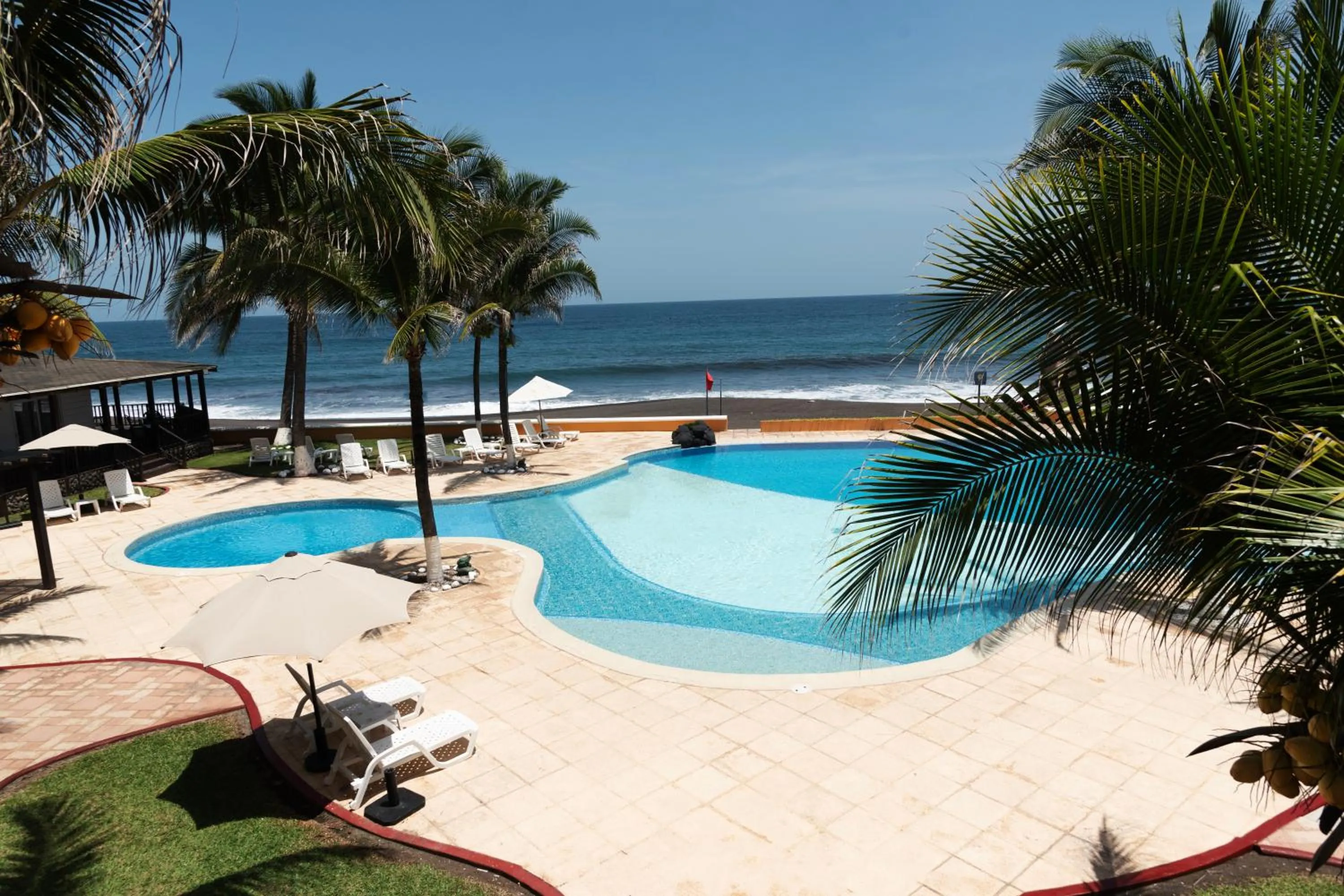 Swimming pool in Hotel Cayman Suites