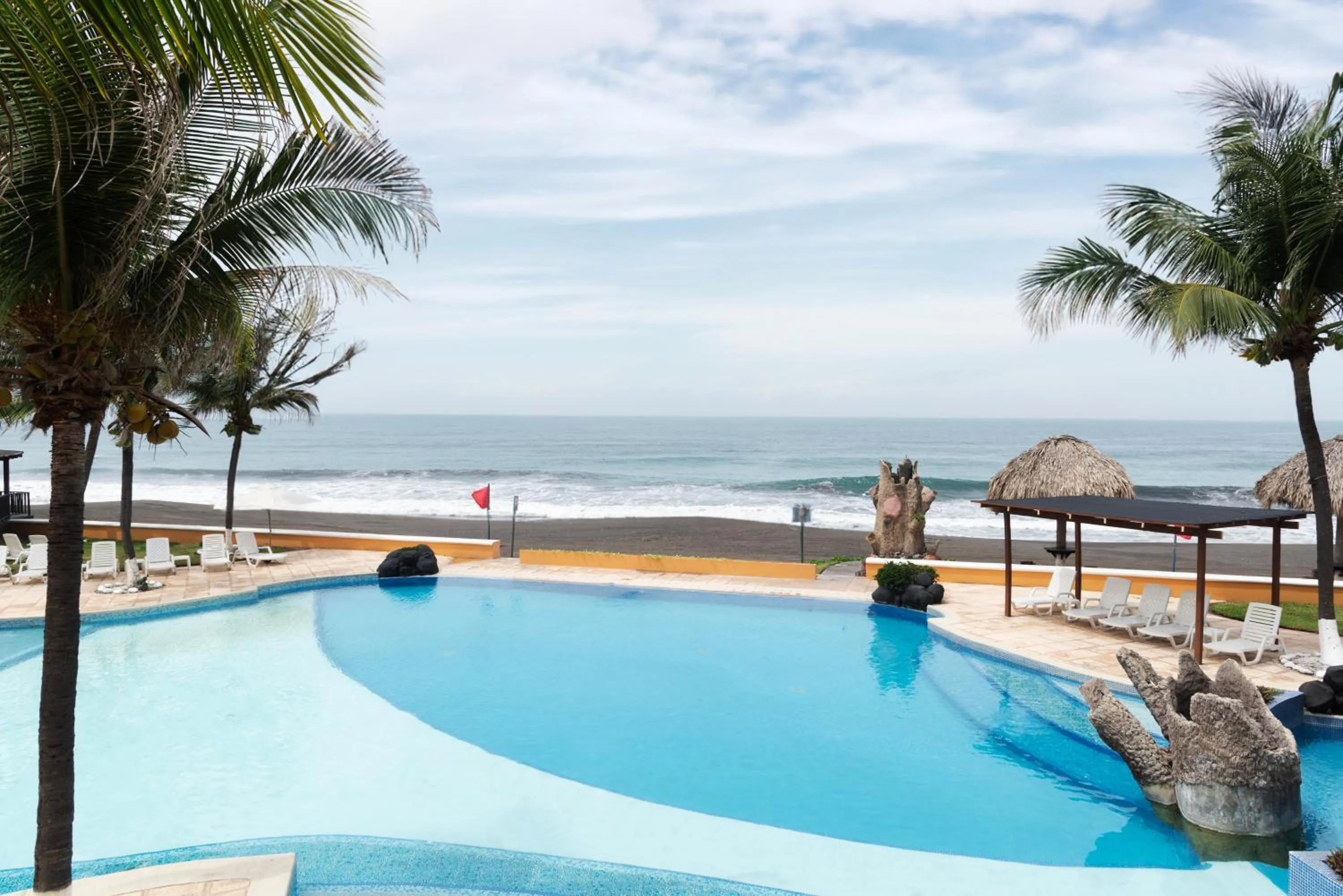Swimming pool in Hotel Cayman Suites
