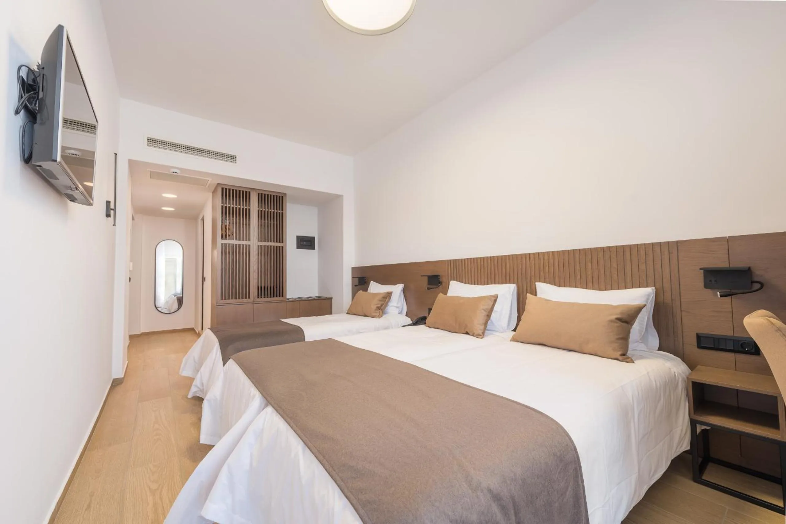 Bedroom, Bed in Lesvion Hotel