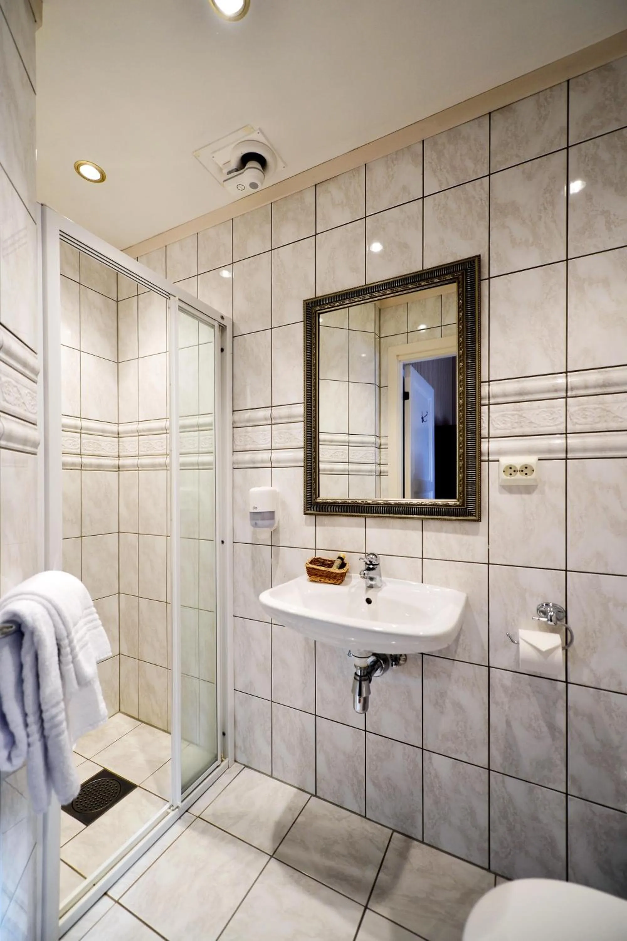 Shower in Kronen Gaard Hotel