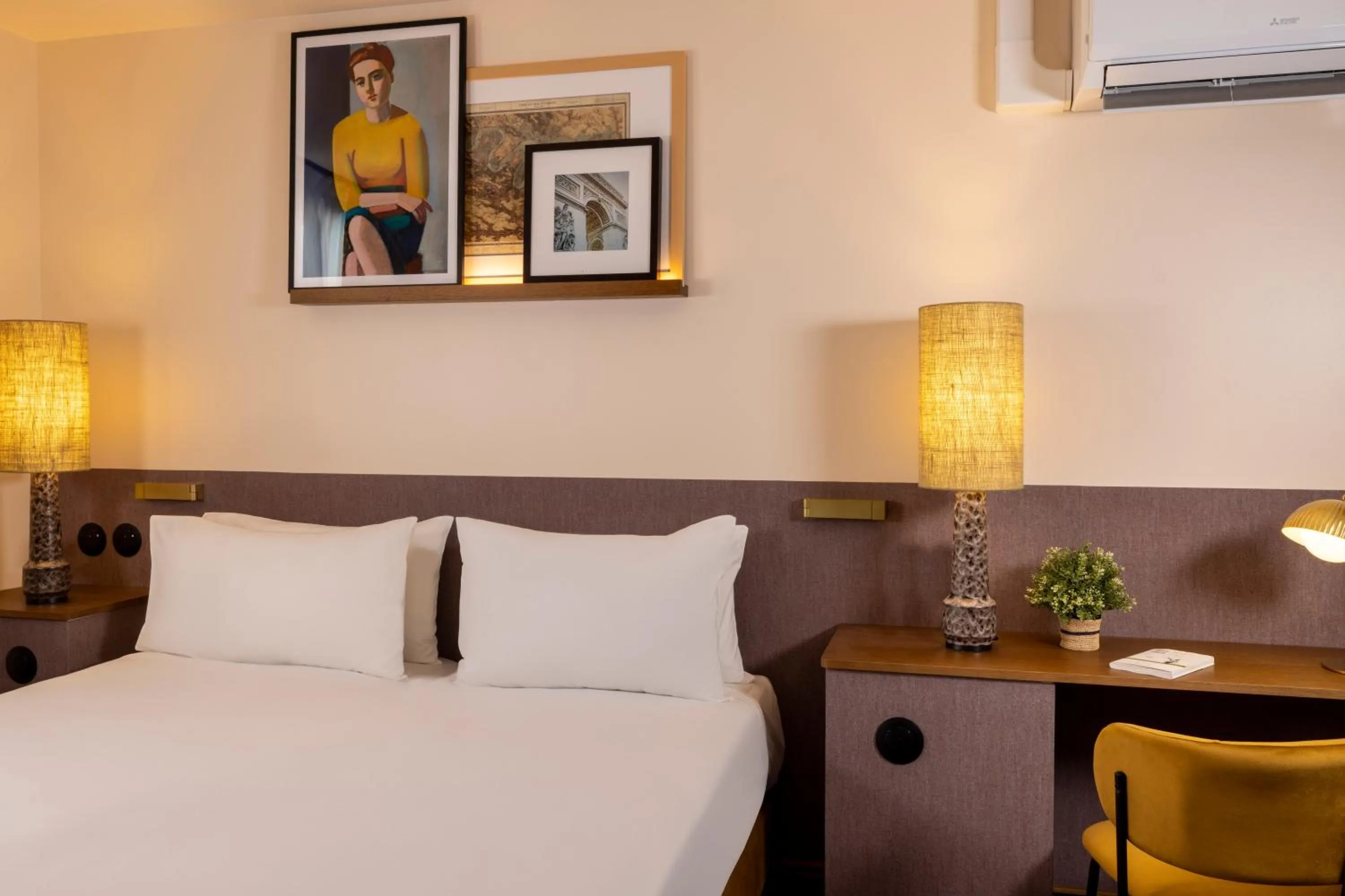 Bed in Hôtel Paris La Fayette