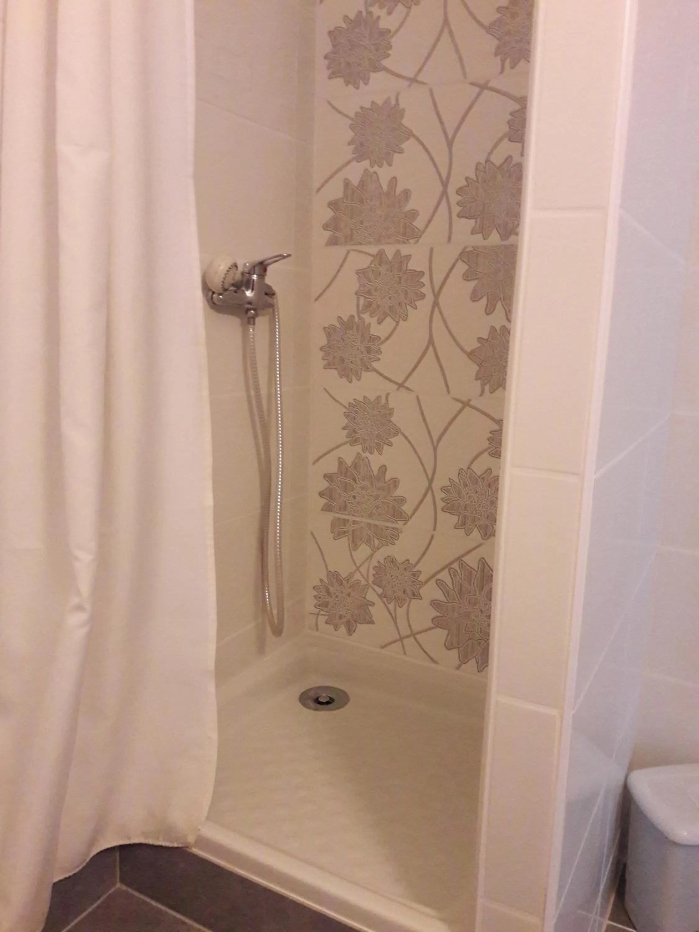 Shower in Chalet Saint Louis