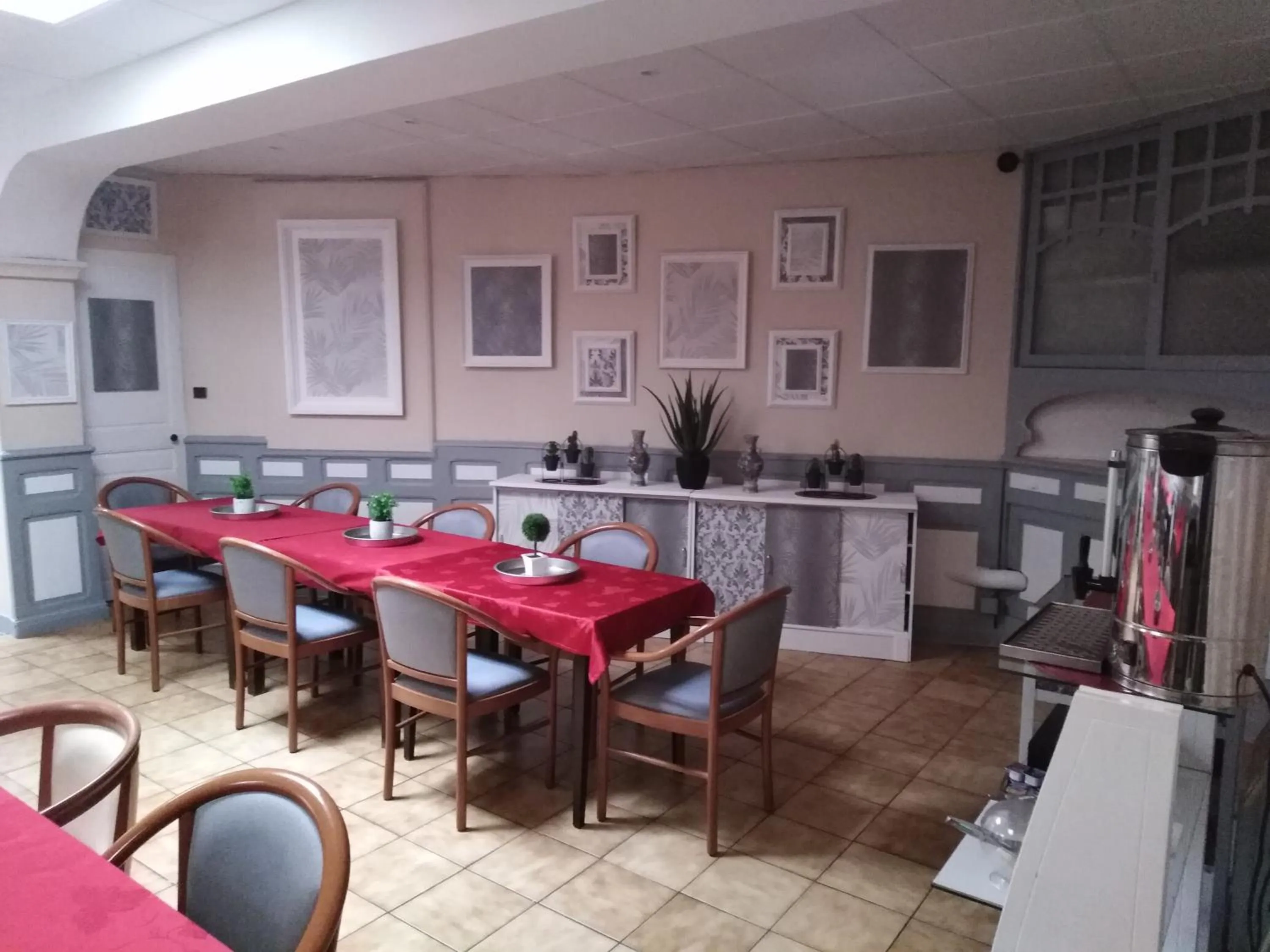 Restaurant/places to eat in Chalet Saint Louis