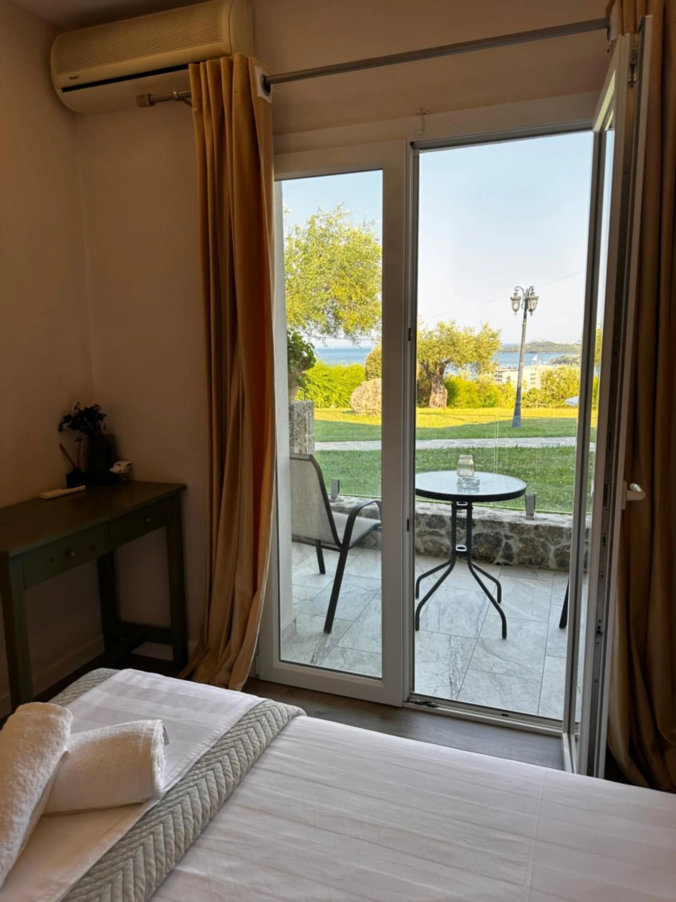 View (from property/room), Bed in Panorama Hideaway