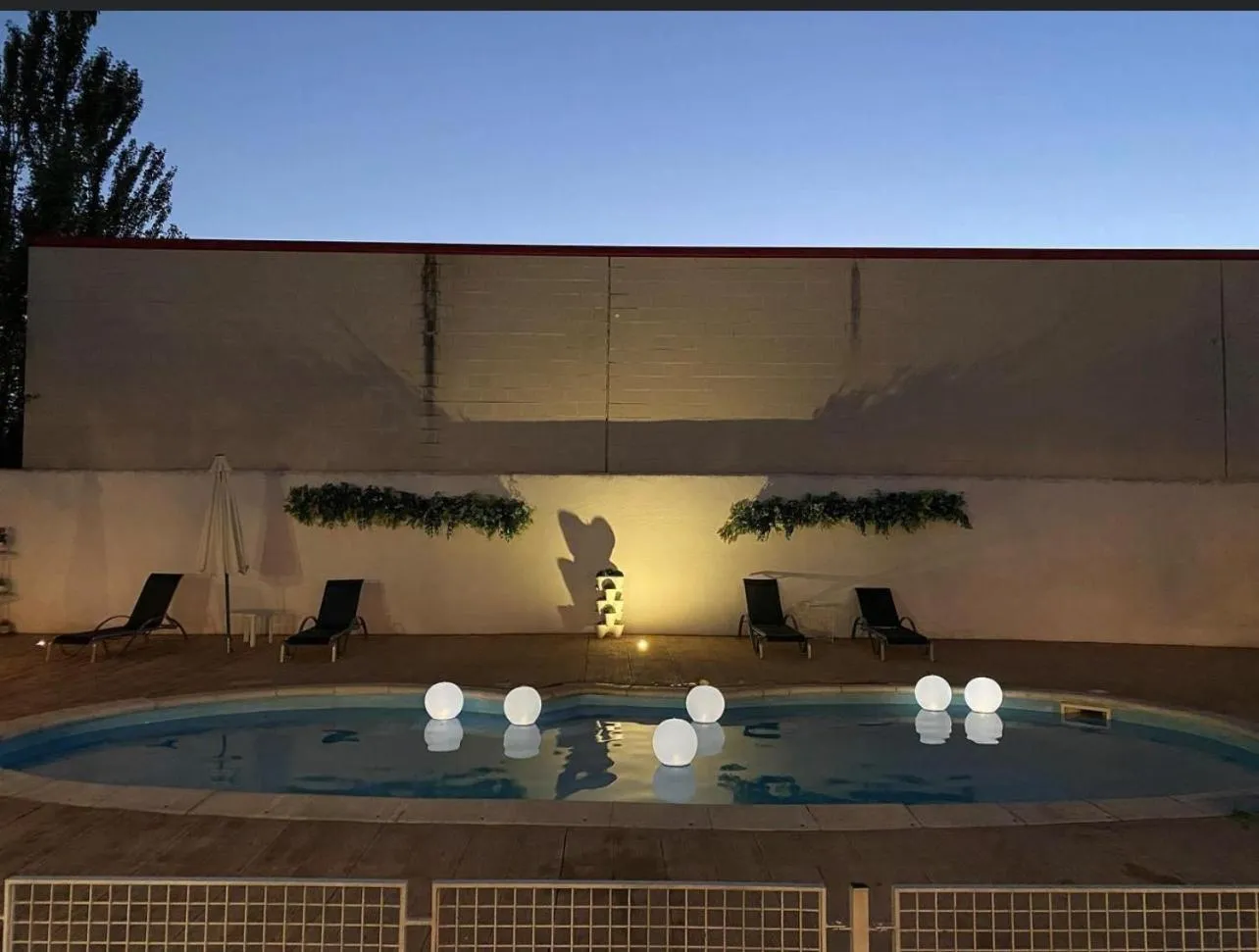 Swimming pool in Emperatriz III