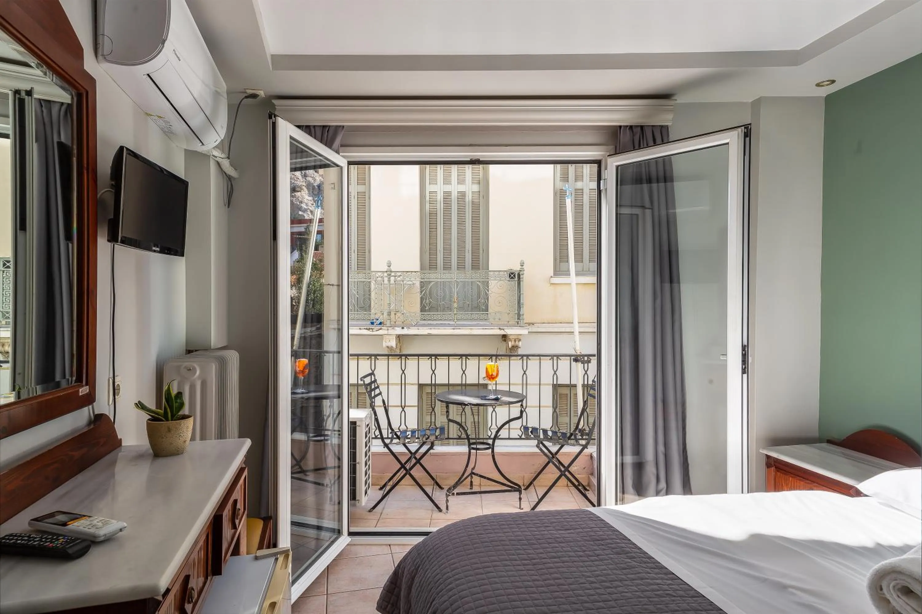 Photo of the whole room, Bed in Hotel Byron