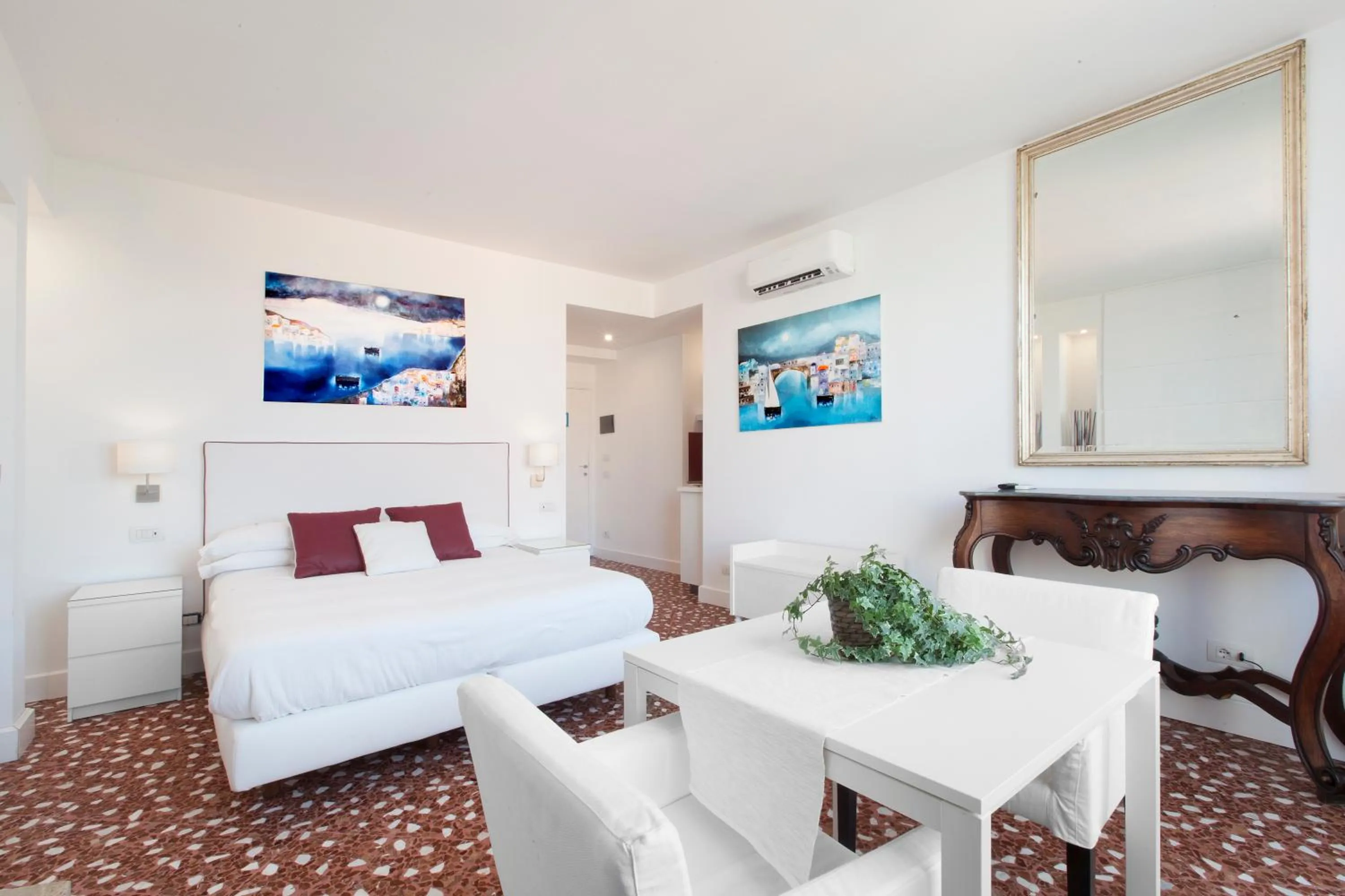 Bedroom, Bed in Sorrento Apartments