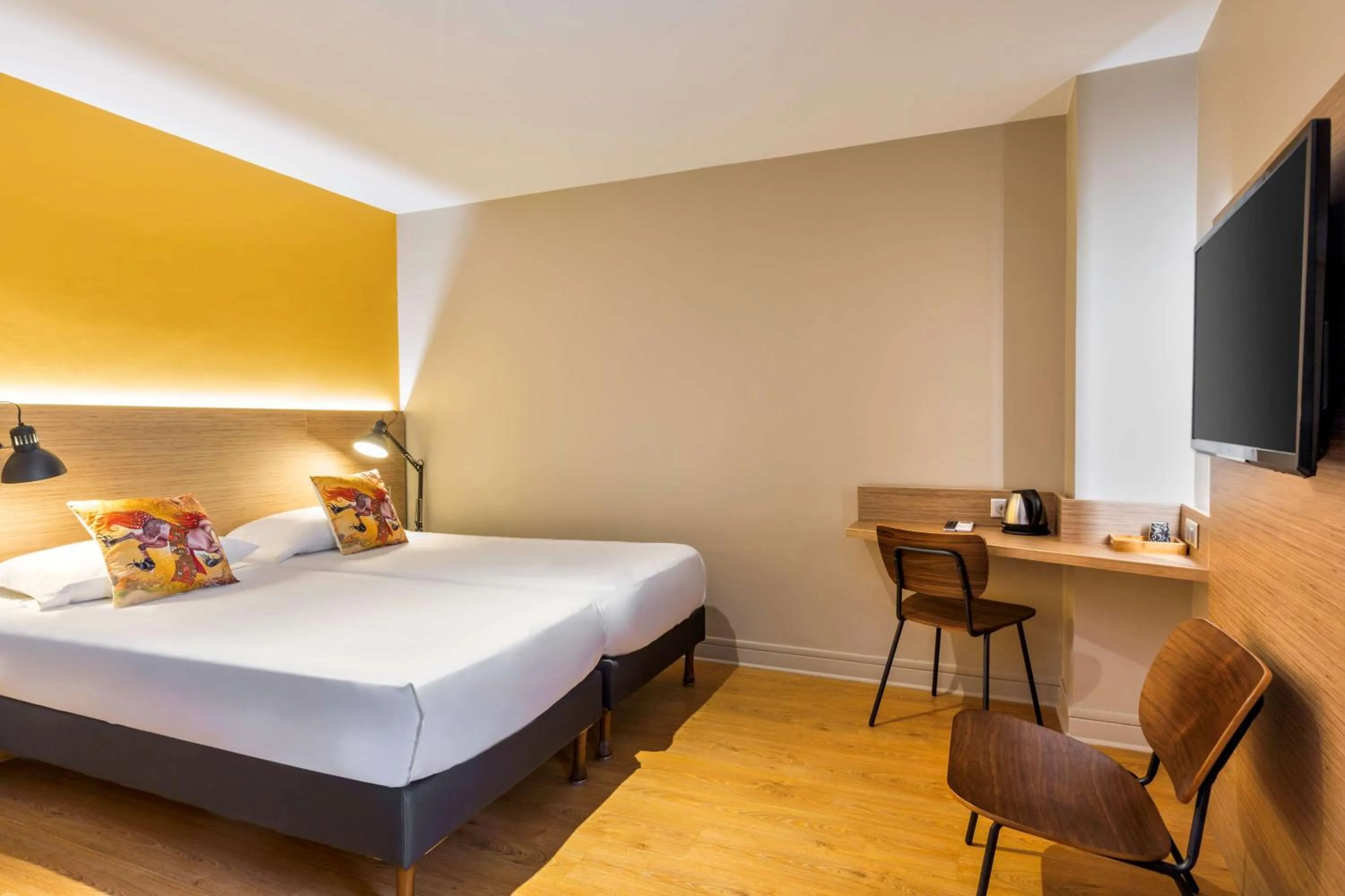 Photo of the whole room, Bed in Hôtel du Nord