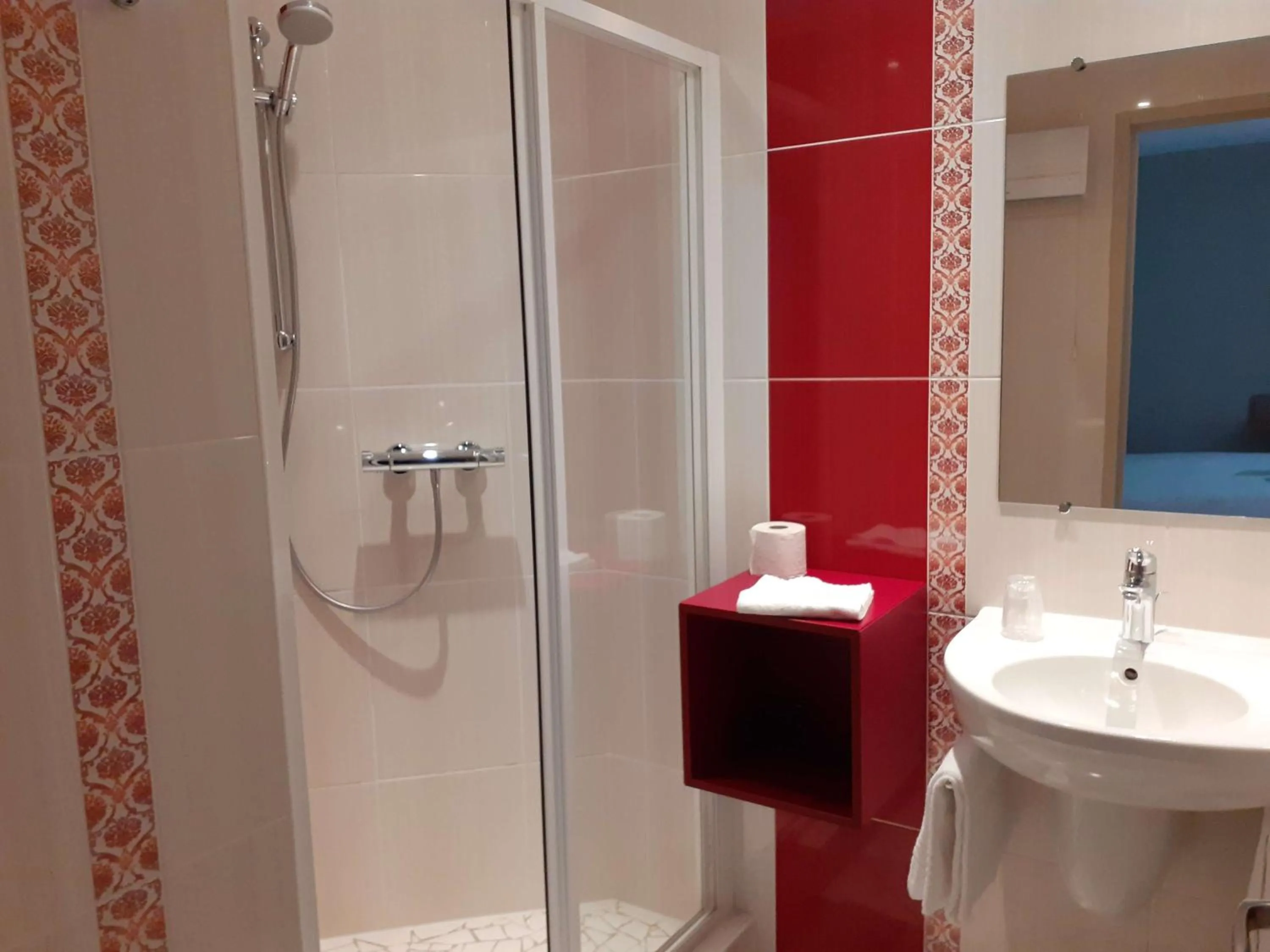 Bathroom in Hôtel du Nord