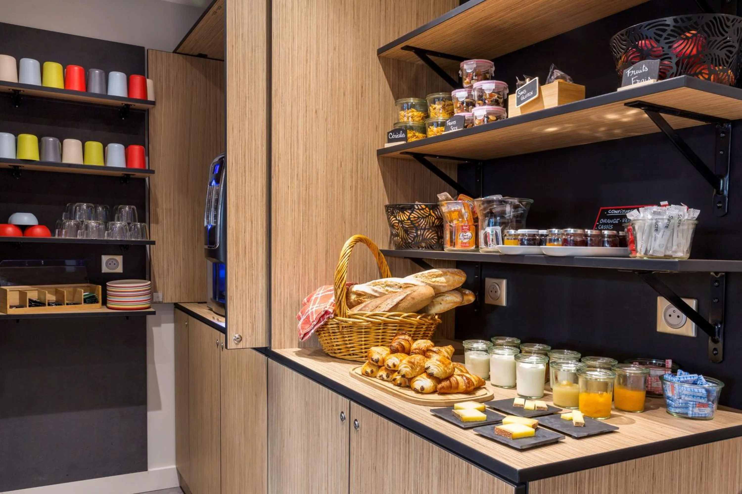 Restaurant/places to eat in Hôtel du Nord