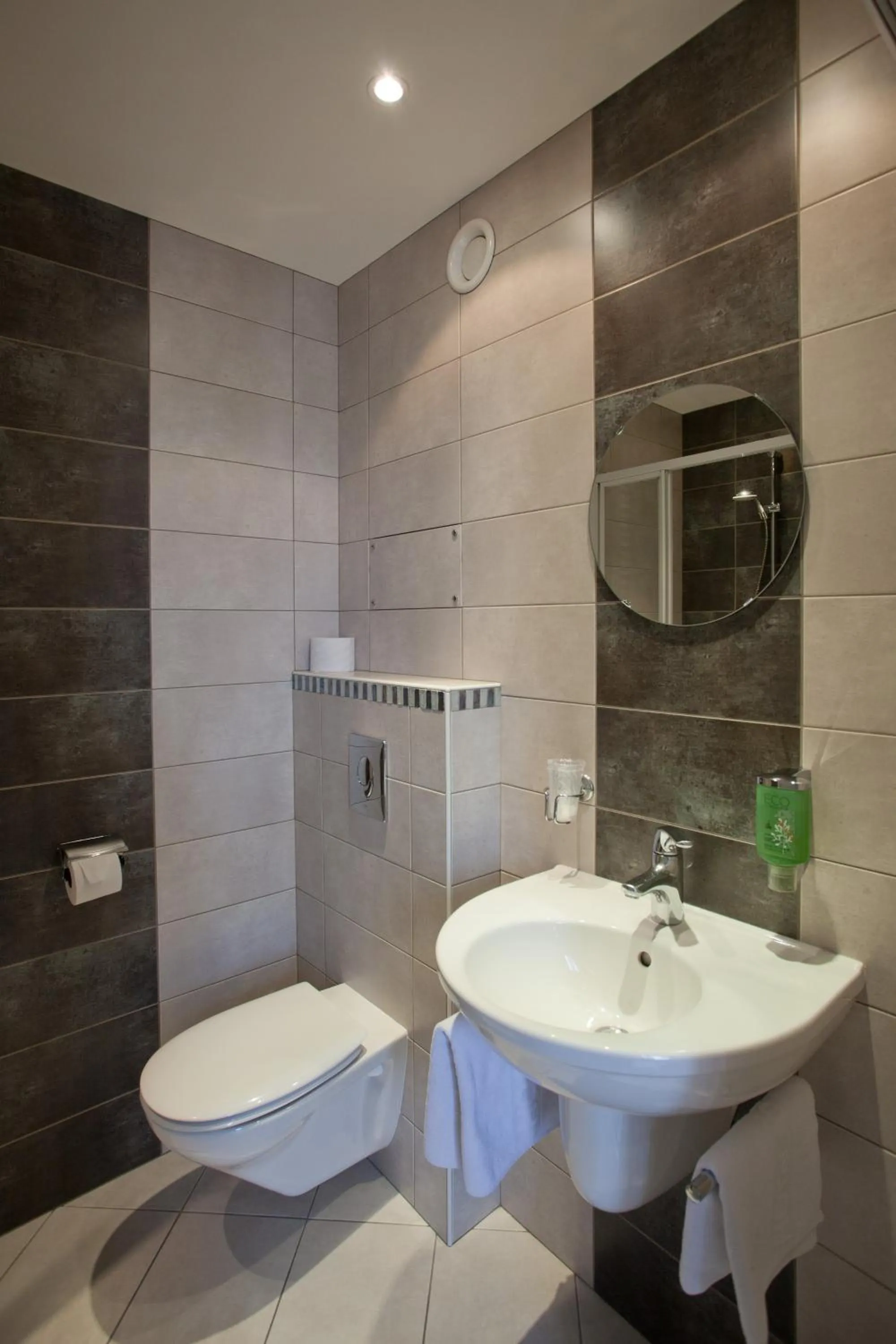 Bathroom in Hôtel du Nord