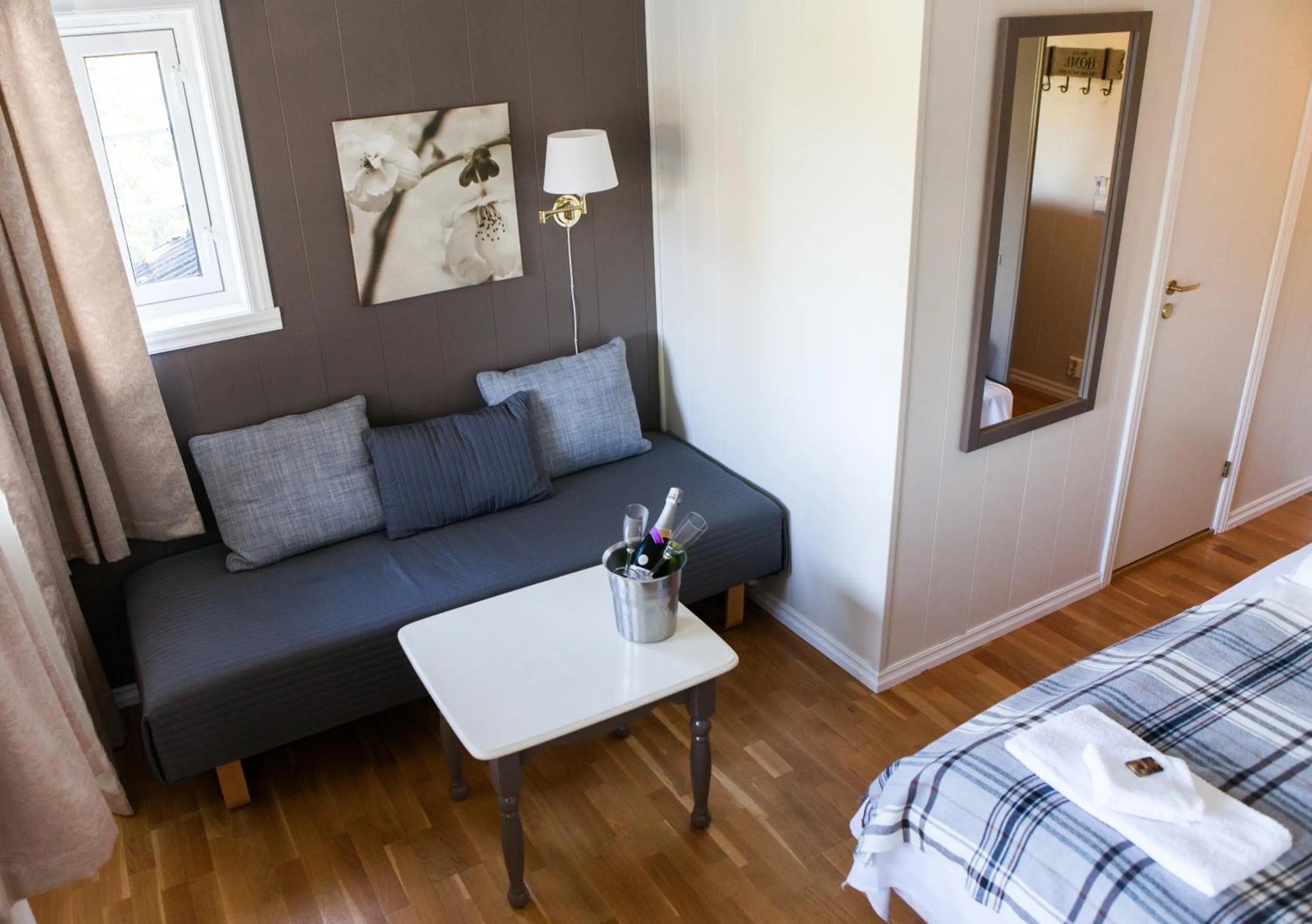 Living room, Bed in Fjordslottet Hotel