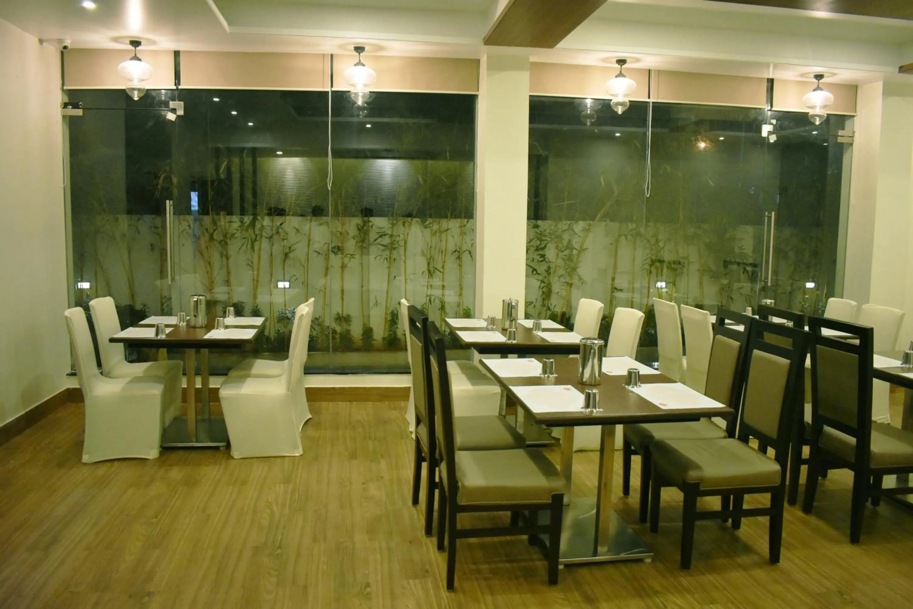 Restaurant/places to eat in Grand Arcadia