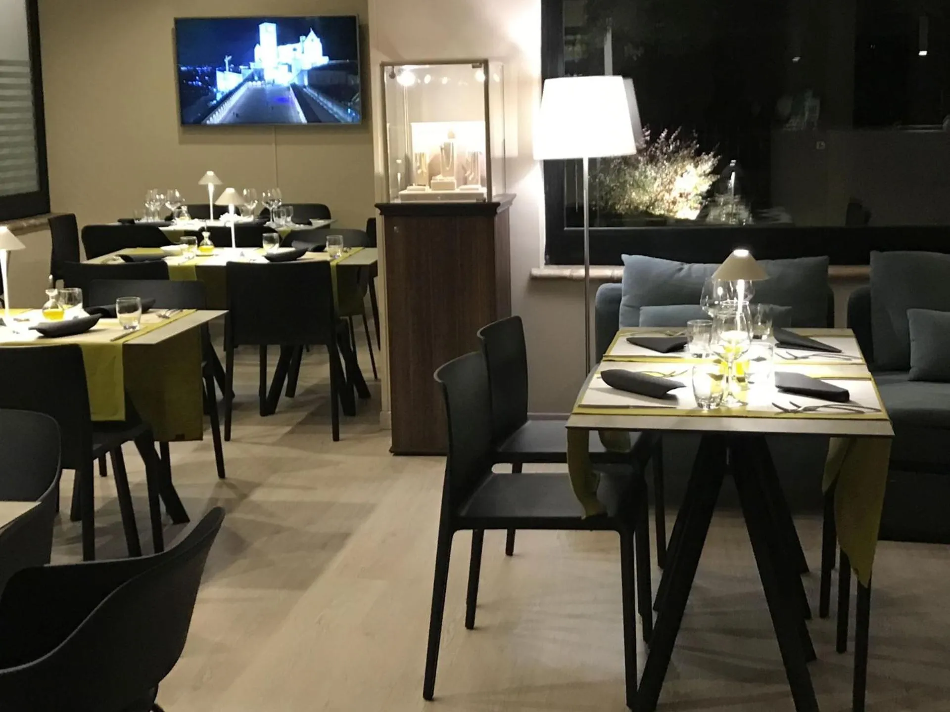 Restaurant/places to eat in Le Grazie Hotel