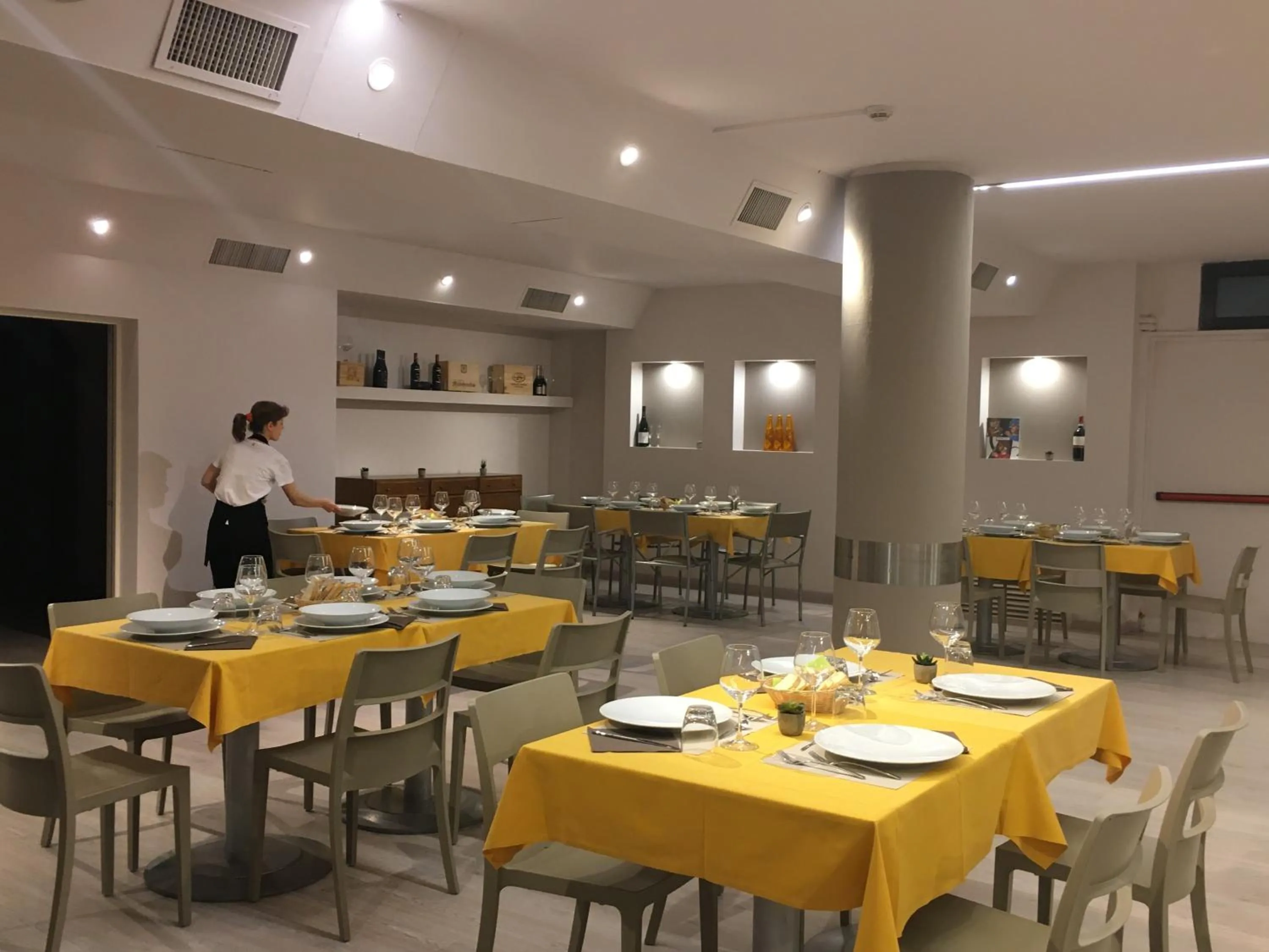 Restaurant/places to eat in Le Grazie Hotel