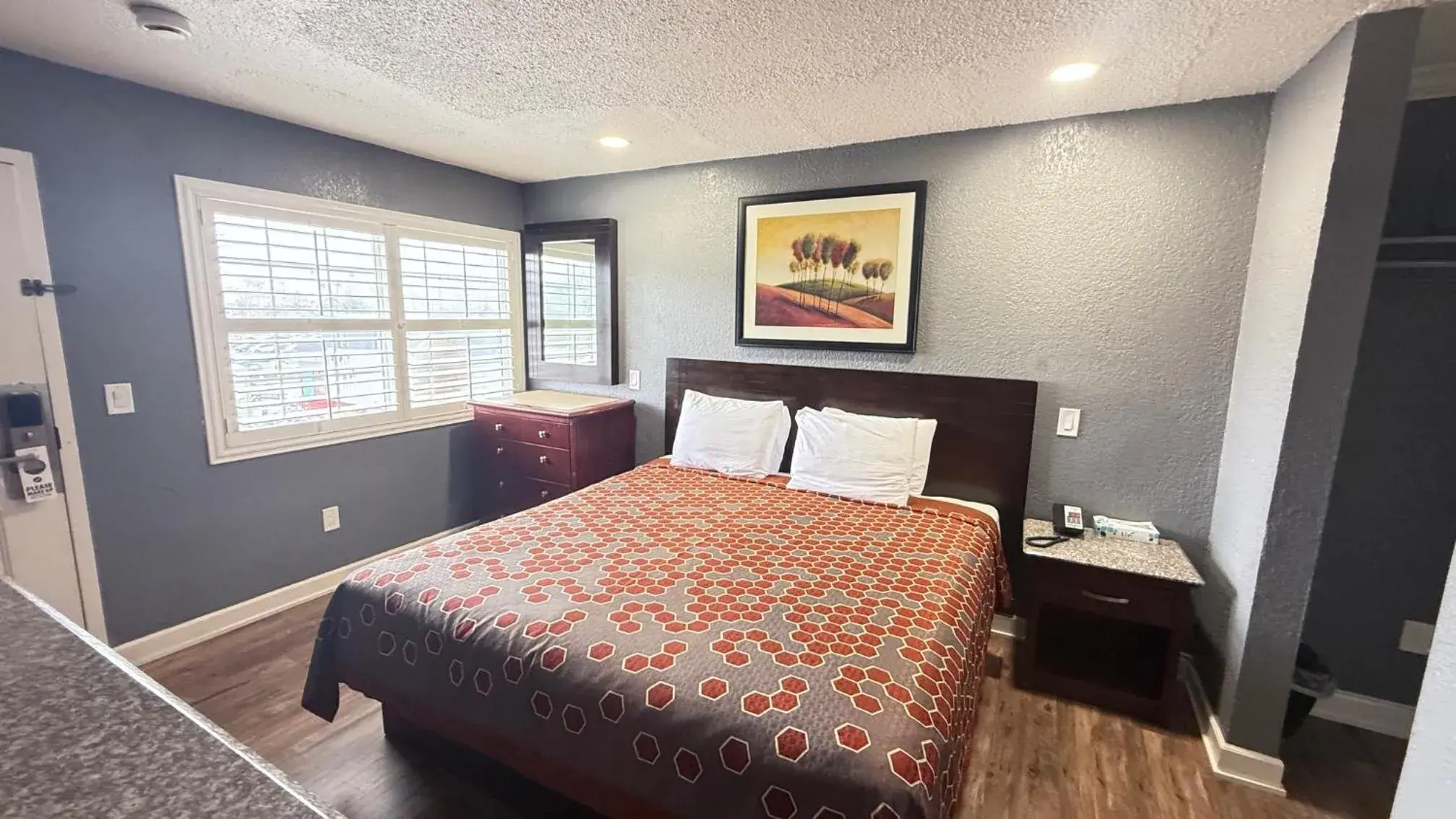 Bed in Fireside Inn By The Beach Boardwalk & Bowling Bed in Fireside Inn By The Beach Boardwalk & Bowling