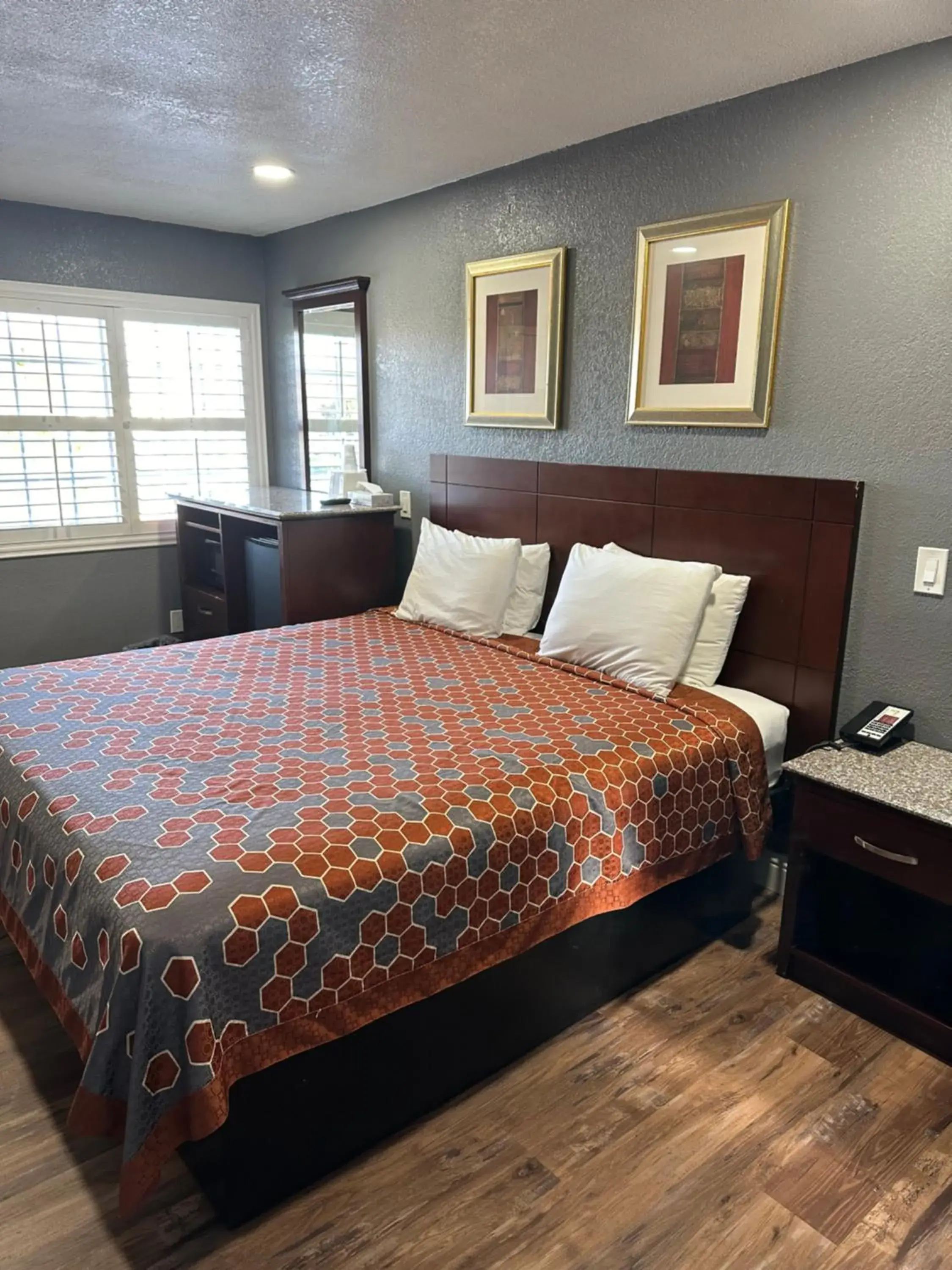 Bed in Fireside Inn By The Beach Boardwalk & Bowling Bed in Fireside Inn By The Beach Boardwalk & Bowling