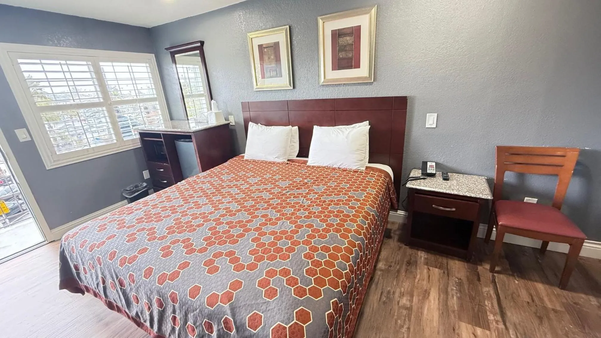 Bed in Fireside Inn By The Beach Boardwalk & Bowling