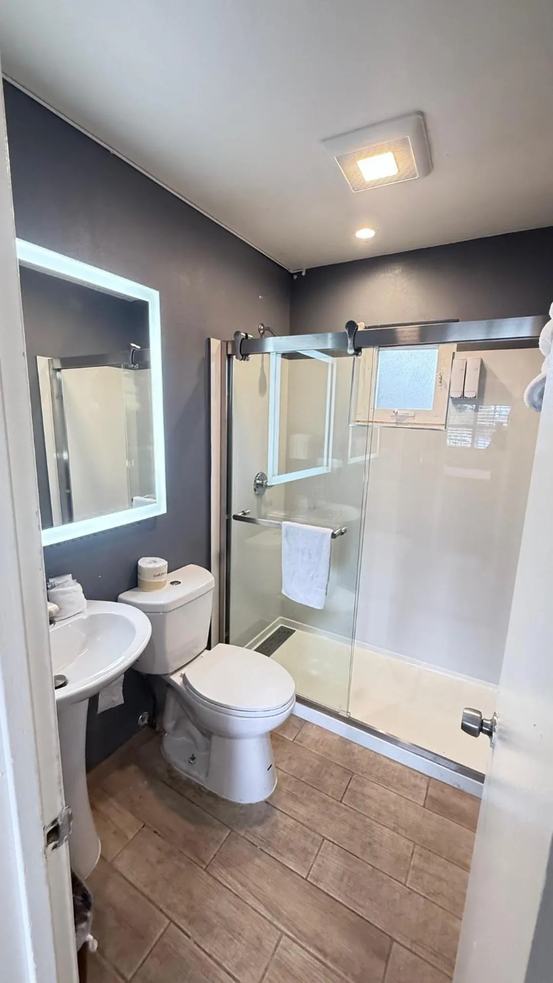 Fireside Inn By The Beach Boardwalk & Bowling