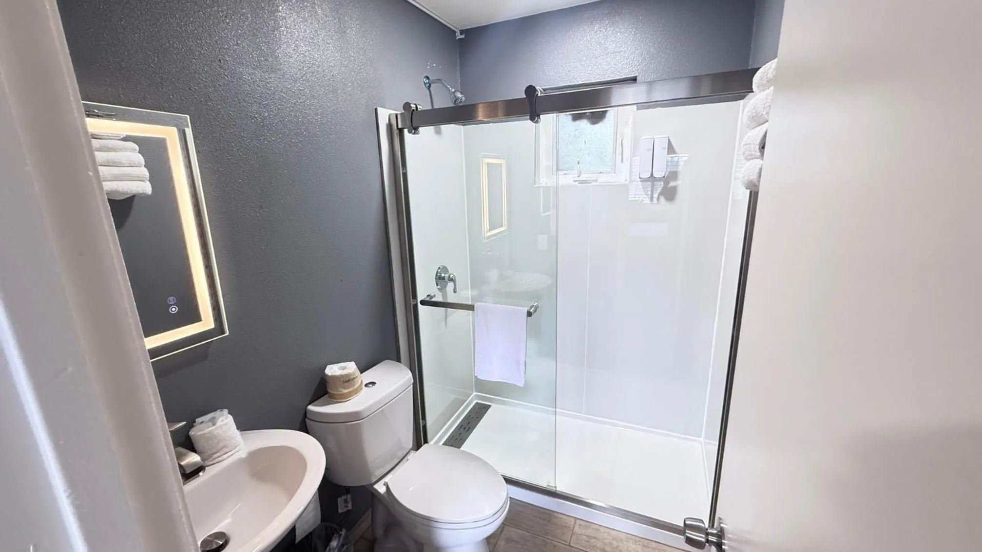 Fireside Inn By The Beach Boardwalk & Bowling