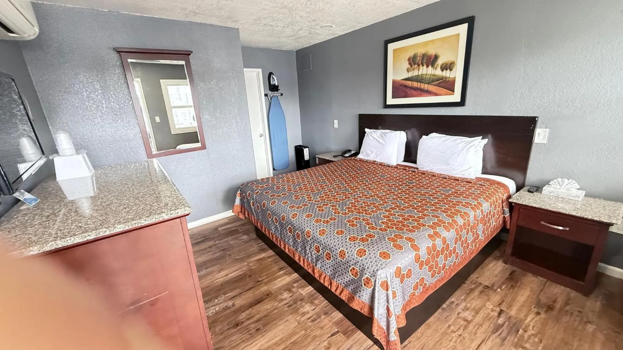 Bed in Fireside Inn By The Beach Boardwalk & Bowling