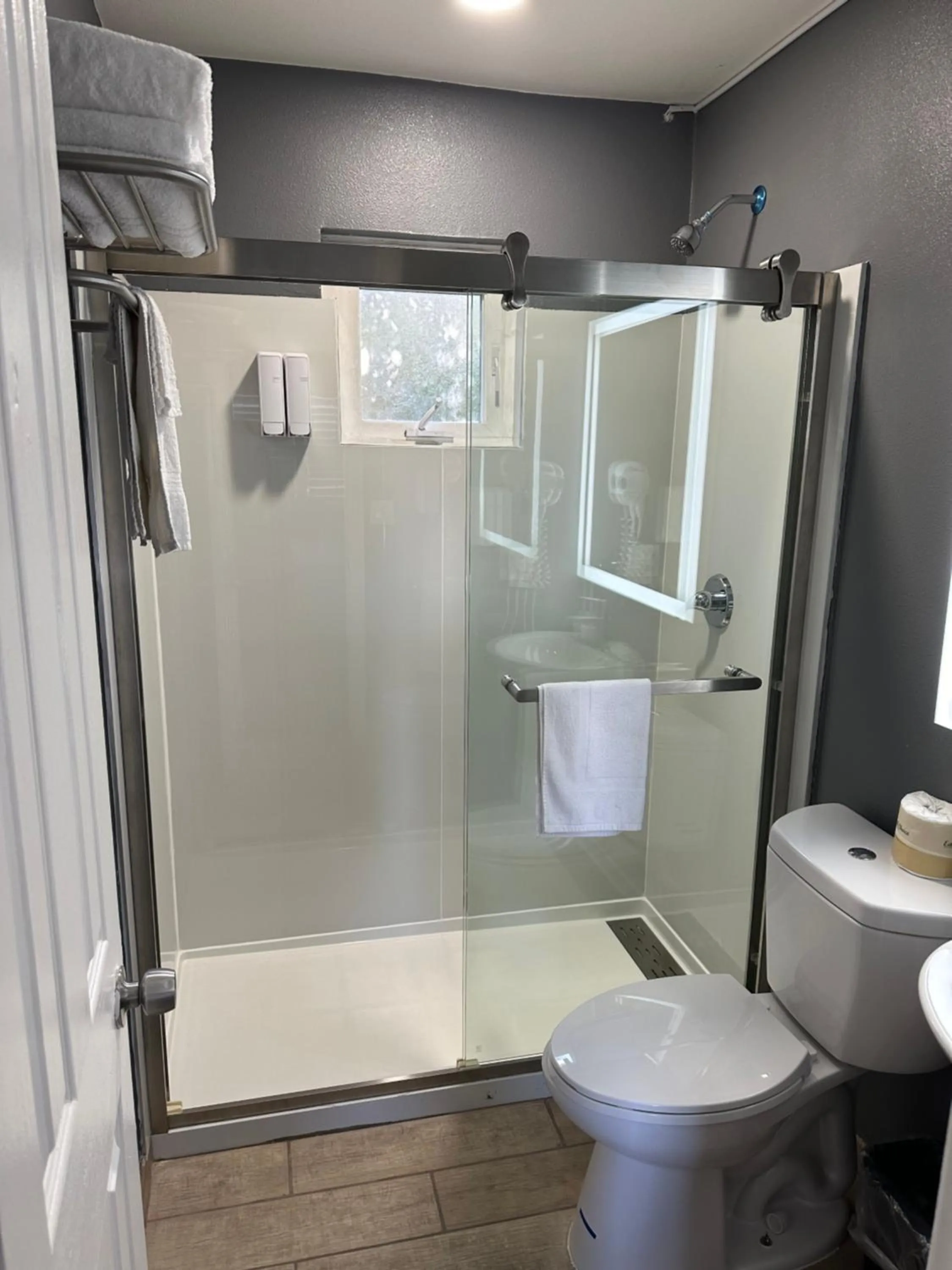 Fireside Inn By The Beach Boardwalk & Bowling