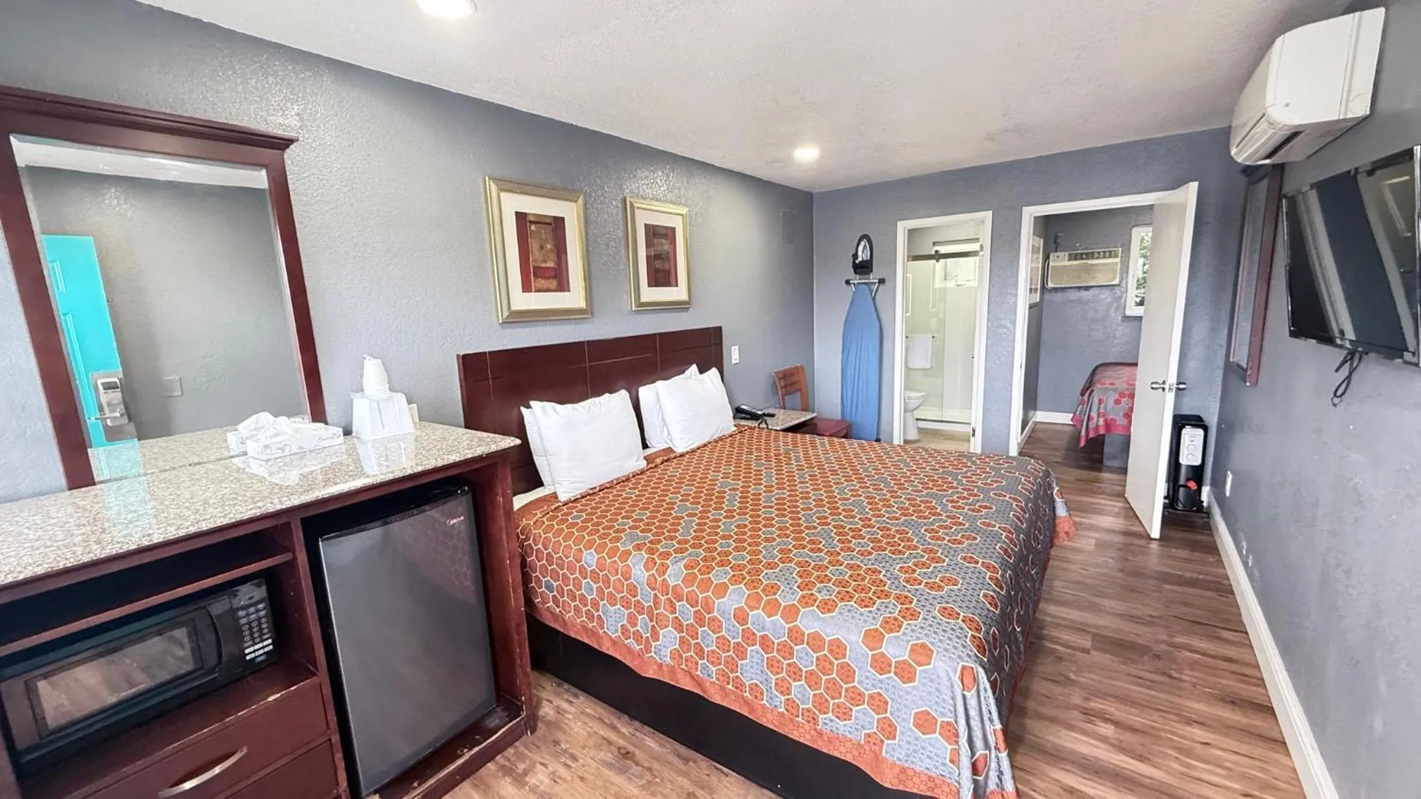 Bed in Fireside Inn By The Beach Boardwalk & Bowling