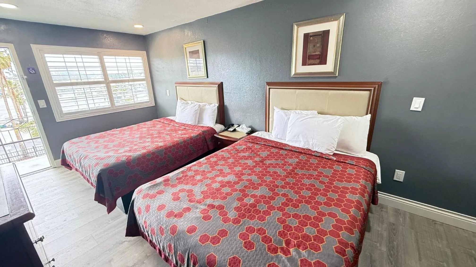 Bed in Fireside Inn By The Beach Boardwalk & Bowling