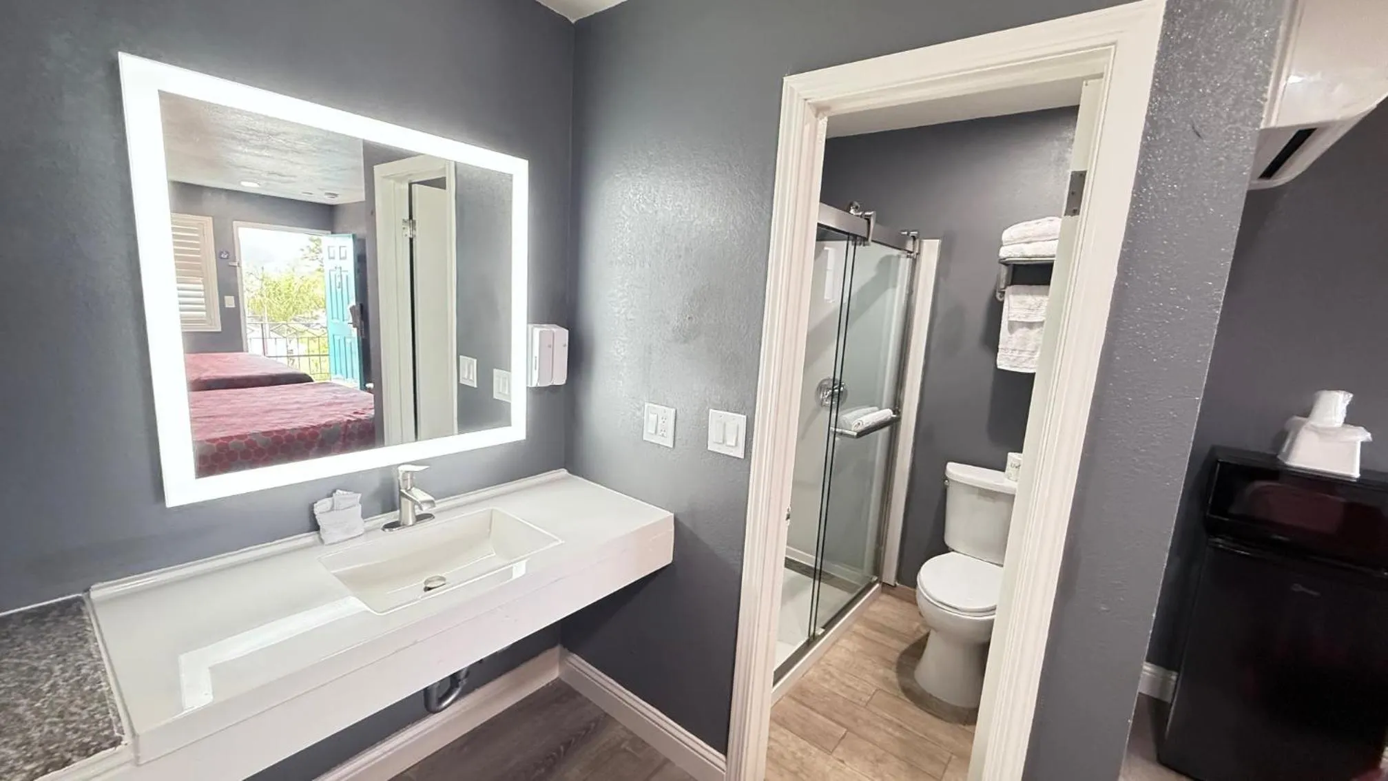 Fireside Inn By The Beach Boardwalk & Bowling