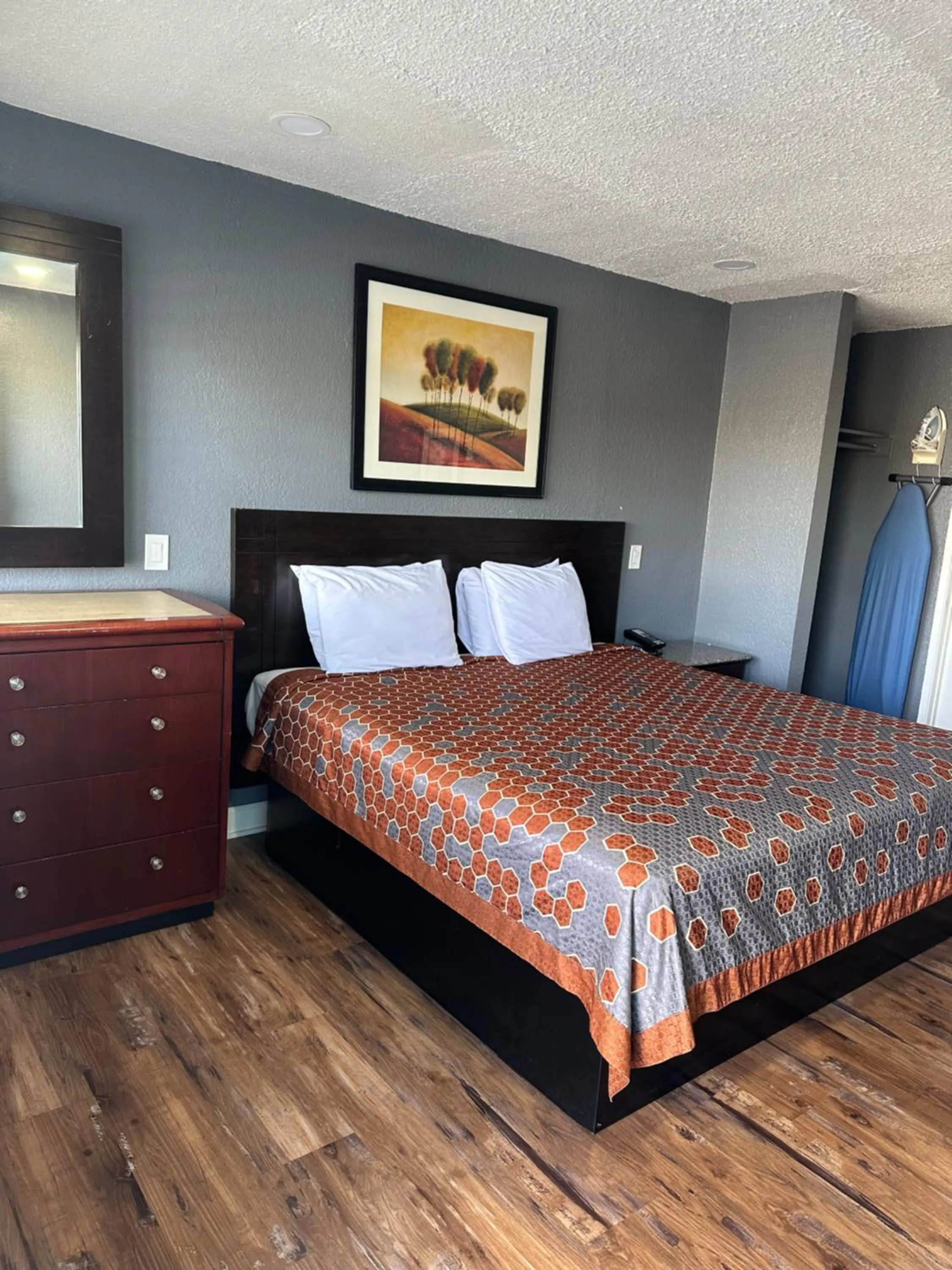 Bed in Fireside Inn By The Beach Boardwalk & Bowling