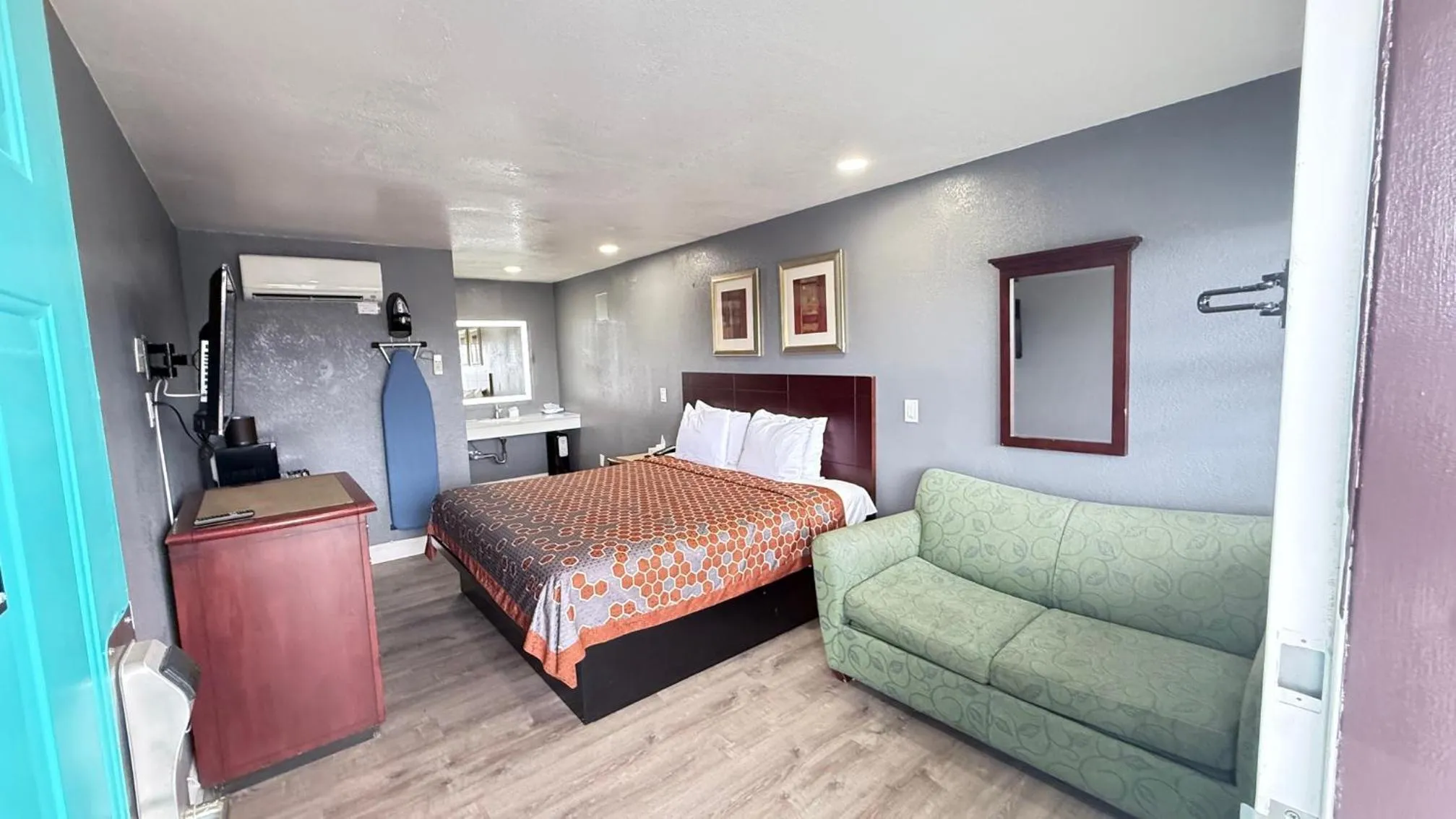 Bed in Fireside Inn By The Beach Boardwalk & Bowling