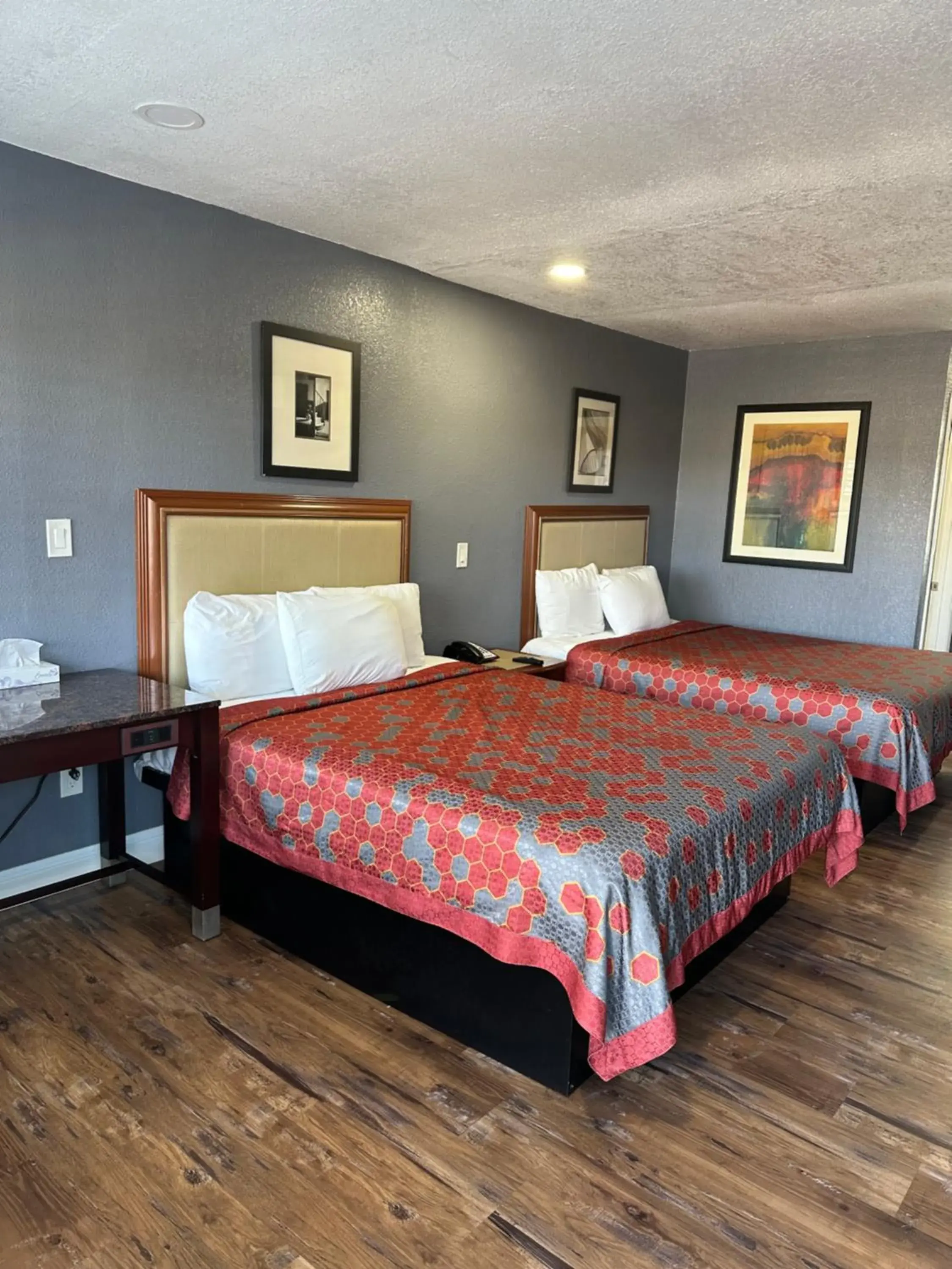 Bed in Fireside Inn By The Beach Boardwalk & Bowling Bed in Fireside Inn By The Beach Boardwalk & Bowling