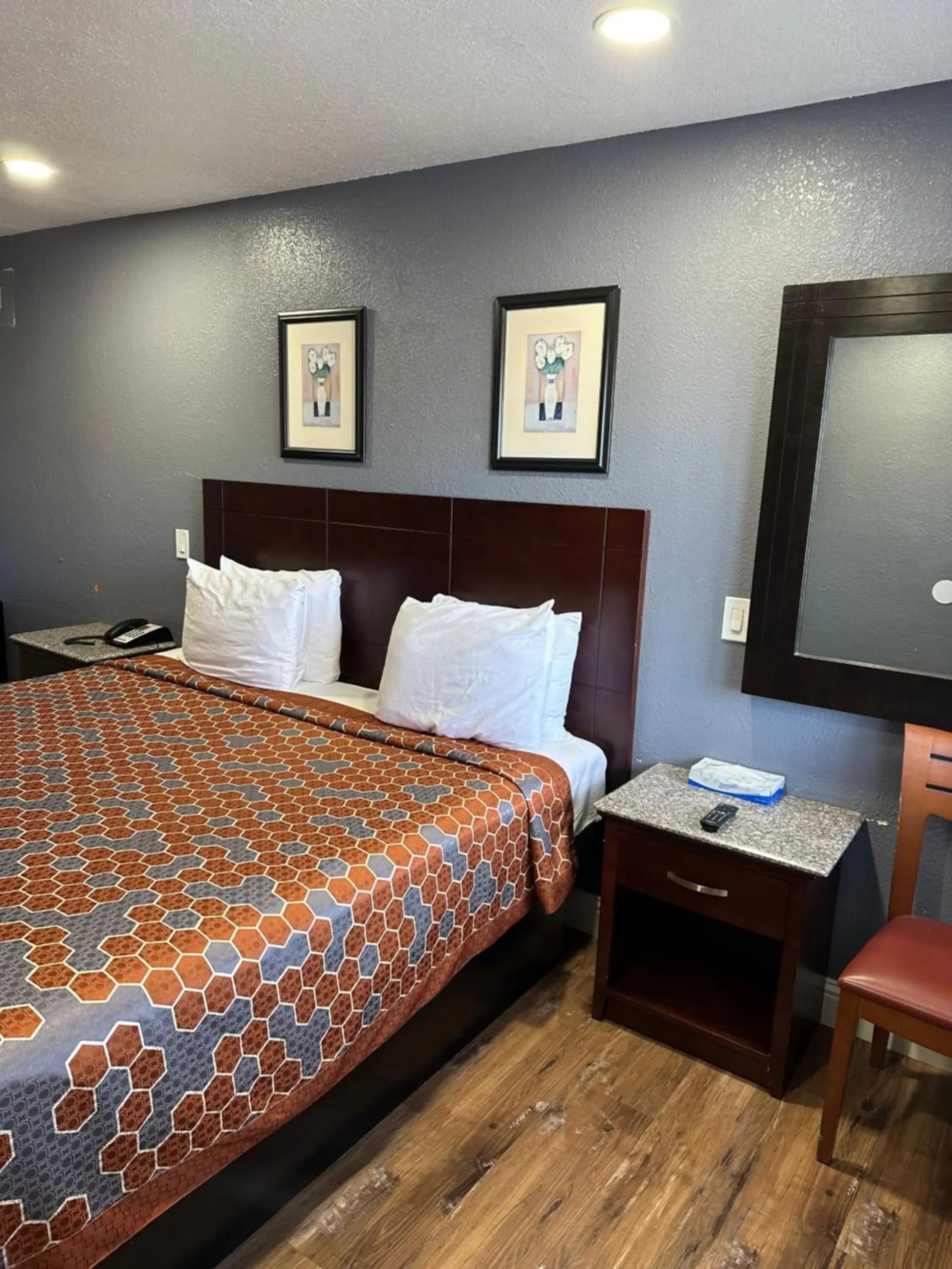 Bed in Fireside Inn By The Beach Boardwalk & Bowling Bed in Fireside Inn By The Beach Boardwalk & Bowling