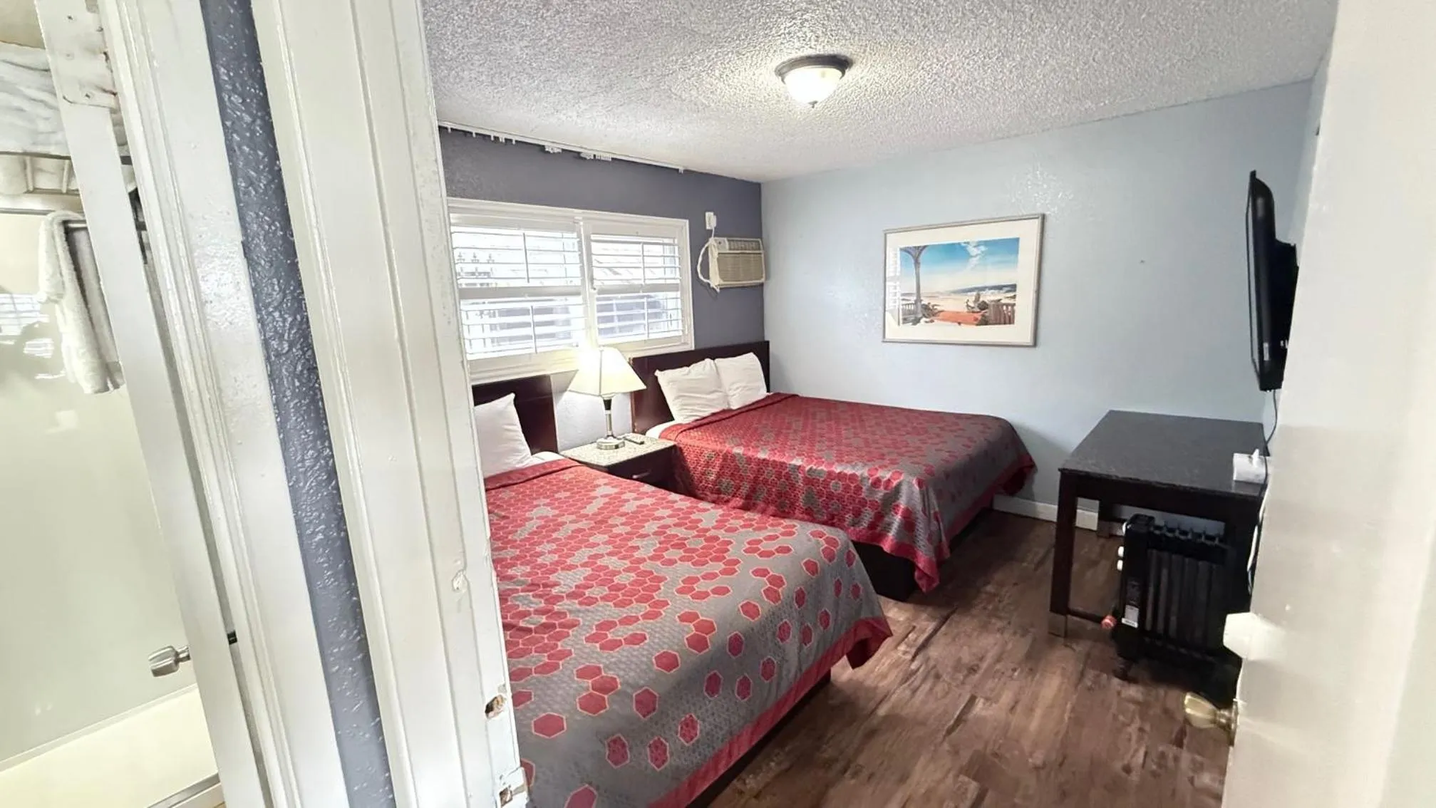 Bed in Fireside Inn By The Beach Boardwalk & Bowling