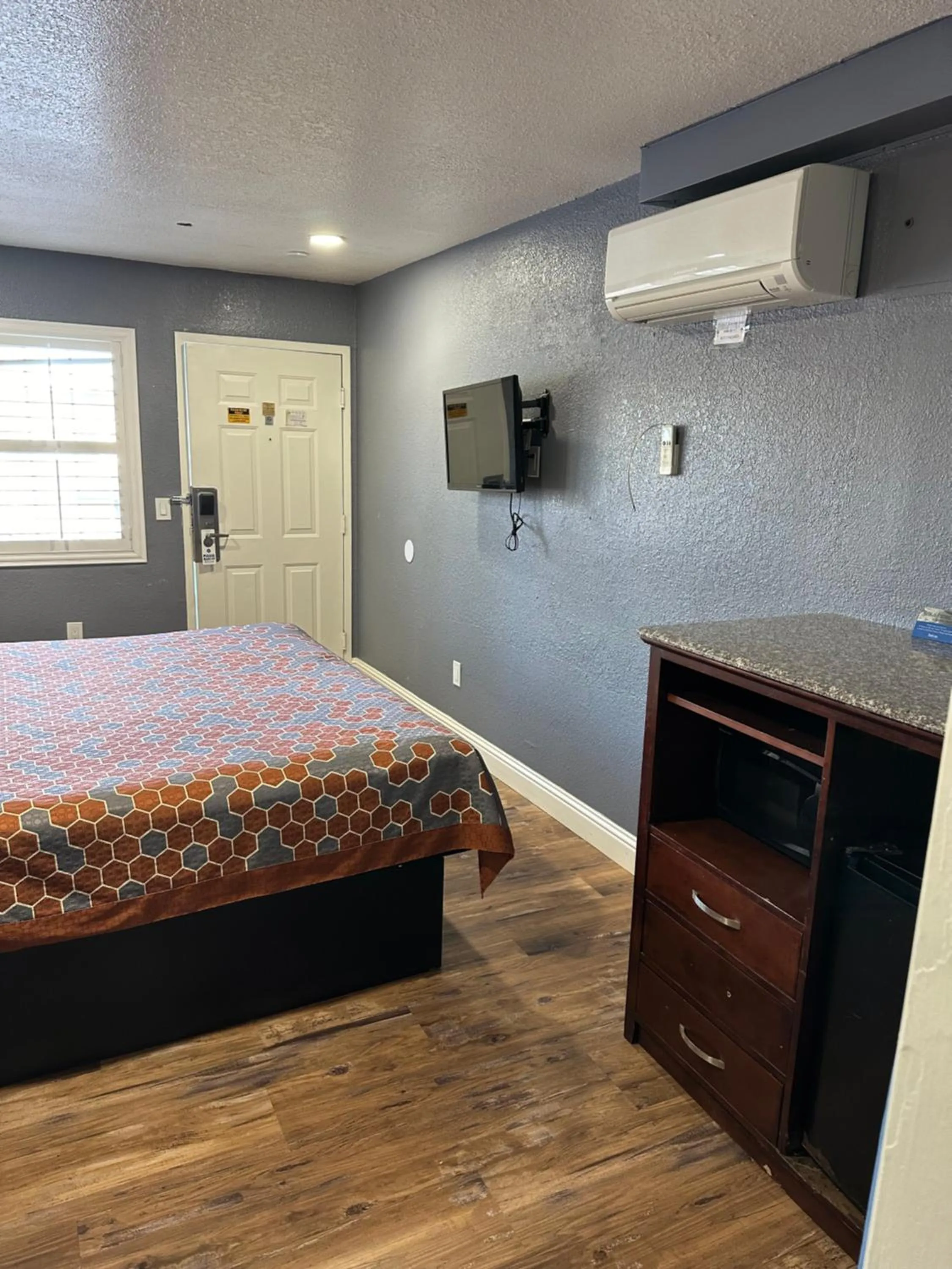 Bed in Fireside Inn By The Beach Boardwalk & Bowling