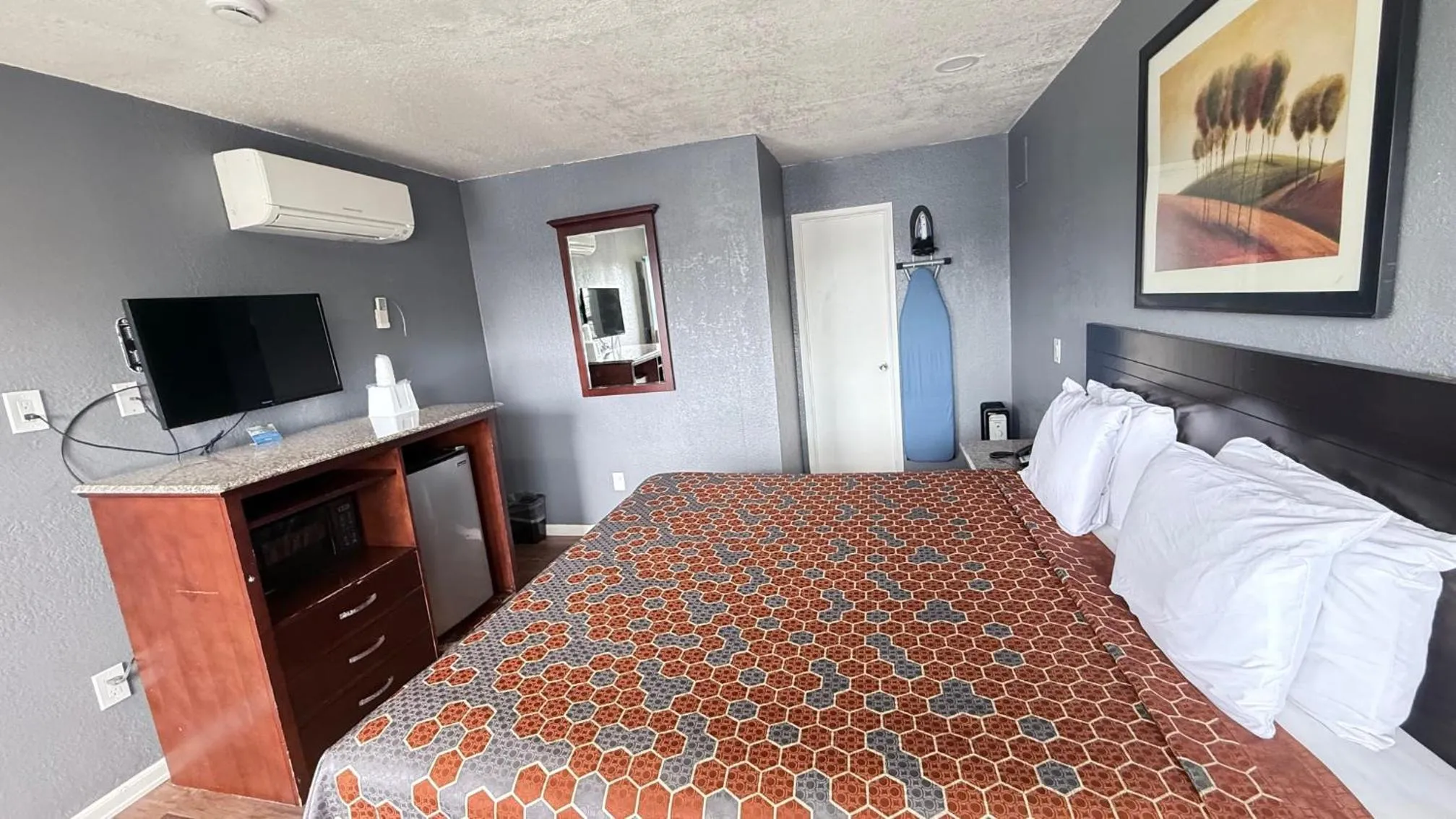 Bed in Fireside Inn By The Beach Boardwalk & Bowling